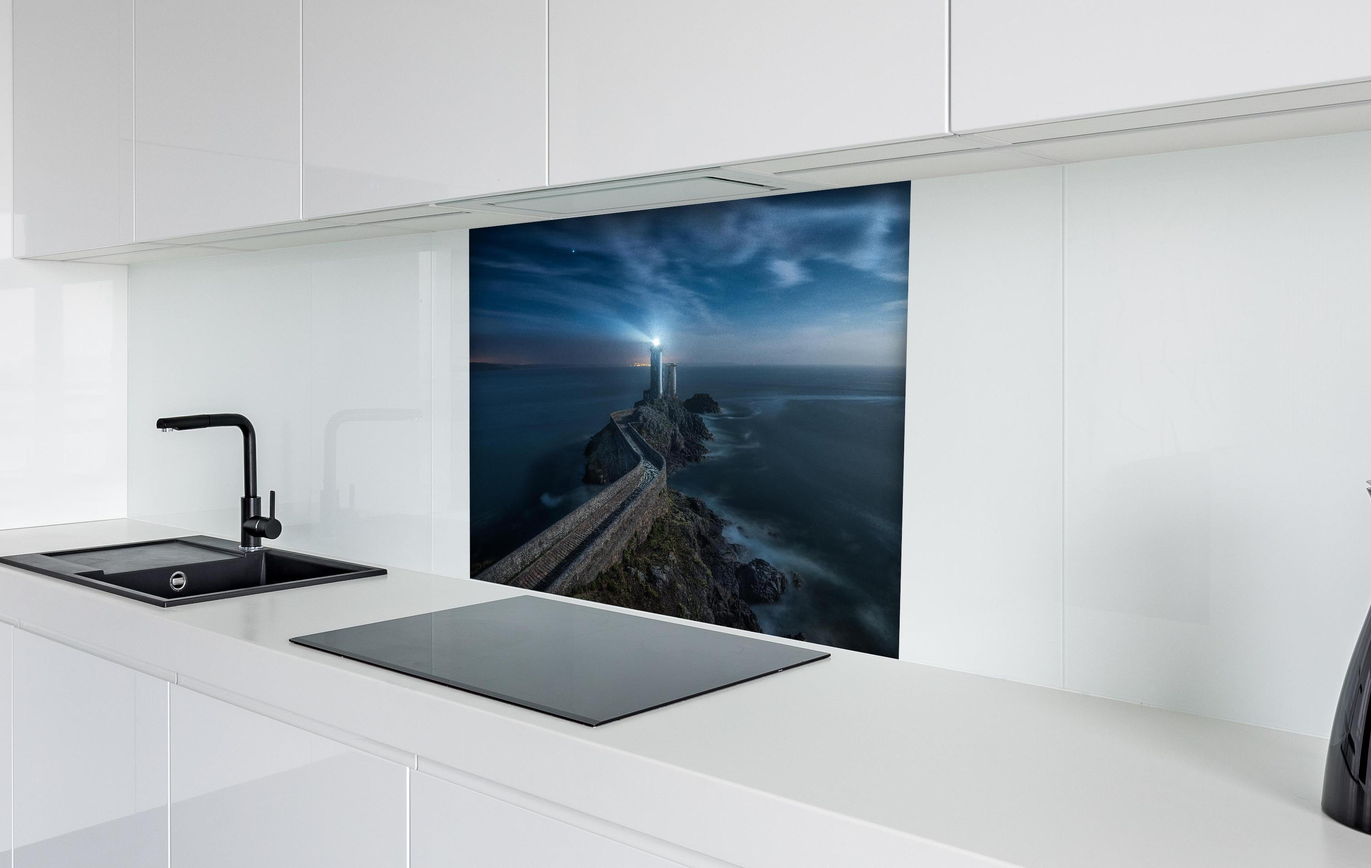 Spritzschutz - Leuchtturm - Nächtlich hinter einem Cerankochfeld zwischen Holz-Kochutensilien