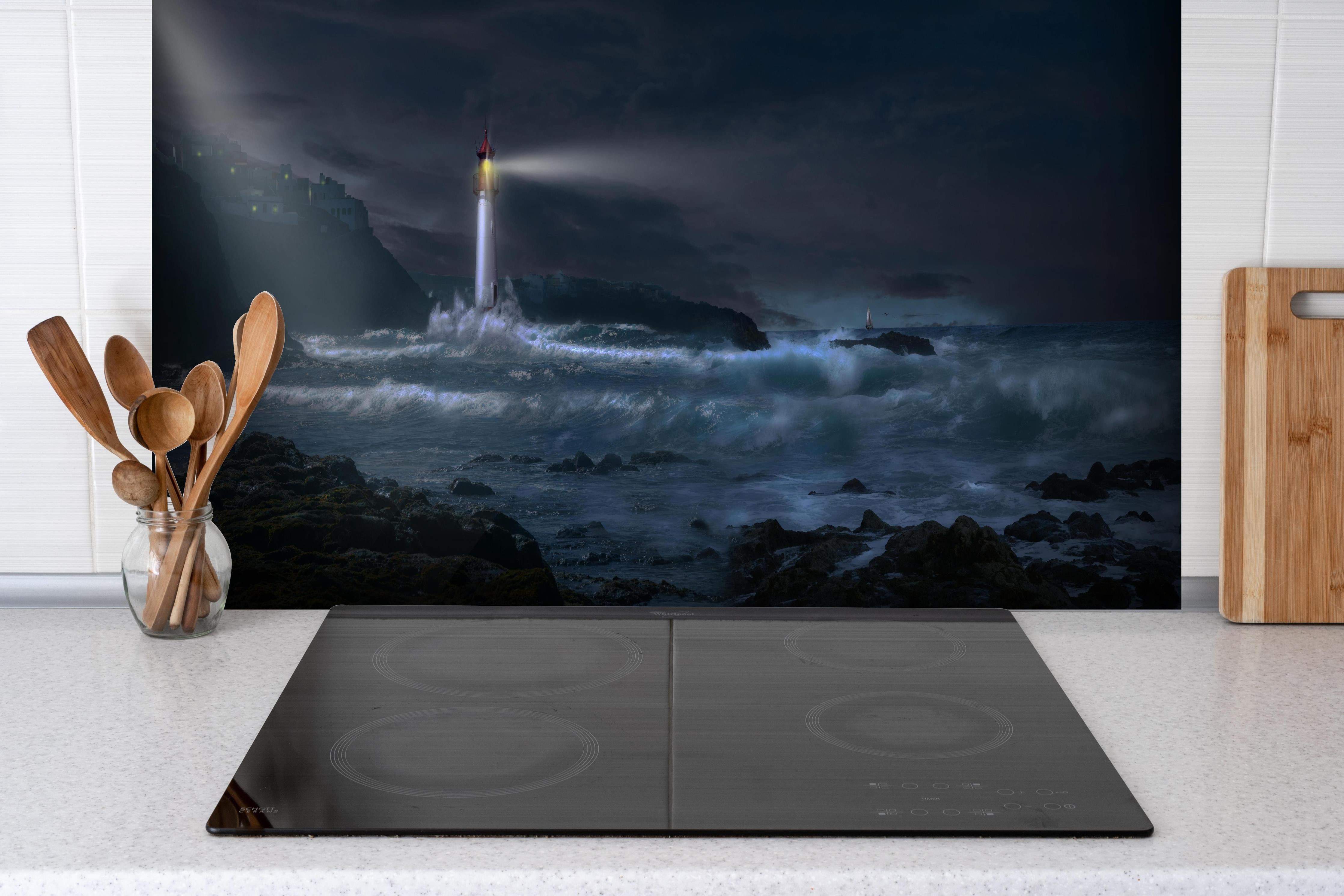 Spritzschutz - Leuchtturm hinter einem Cerankochfeld zwischen Holz-Kochutensilien