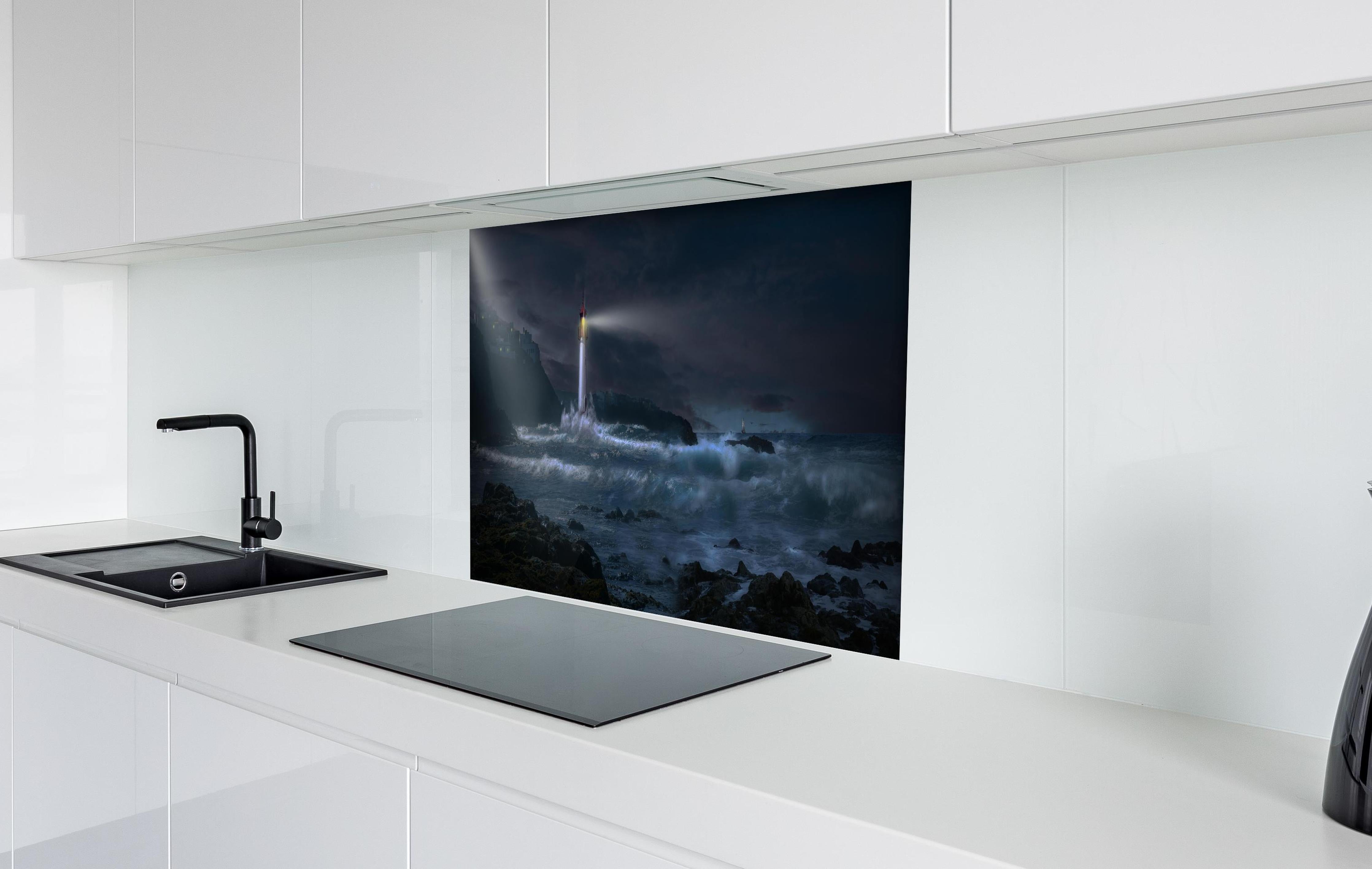 Spritzschutz - Leuchtturm hinter einem Cerankochfeld zwischen Holz-Kochutensilien