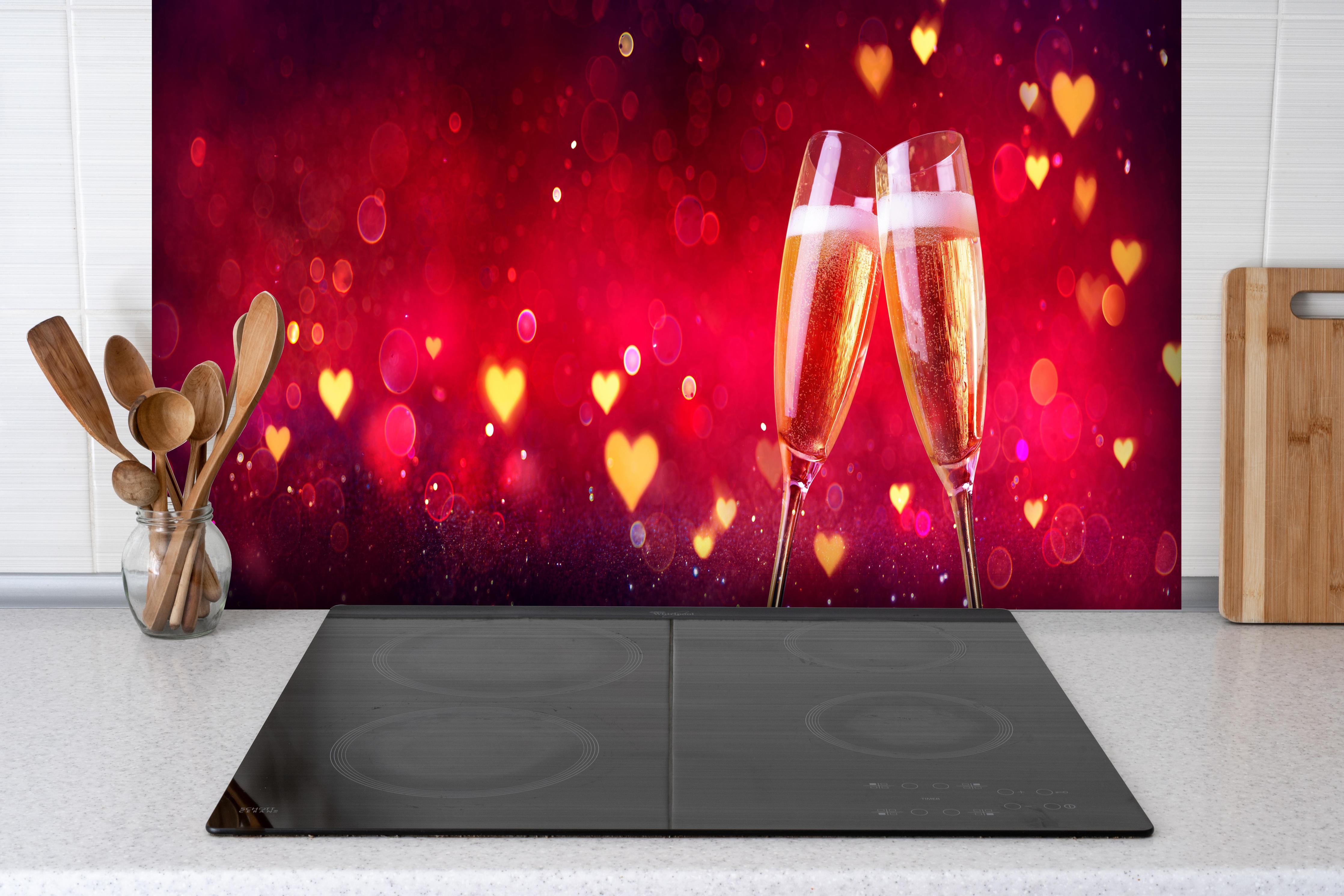 Spritzschutz - Liebevoller Anstoß hinter einem Cerankochfeld zwischen Holz-Kochutensilien