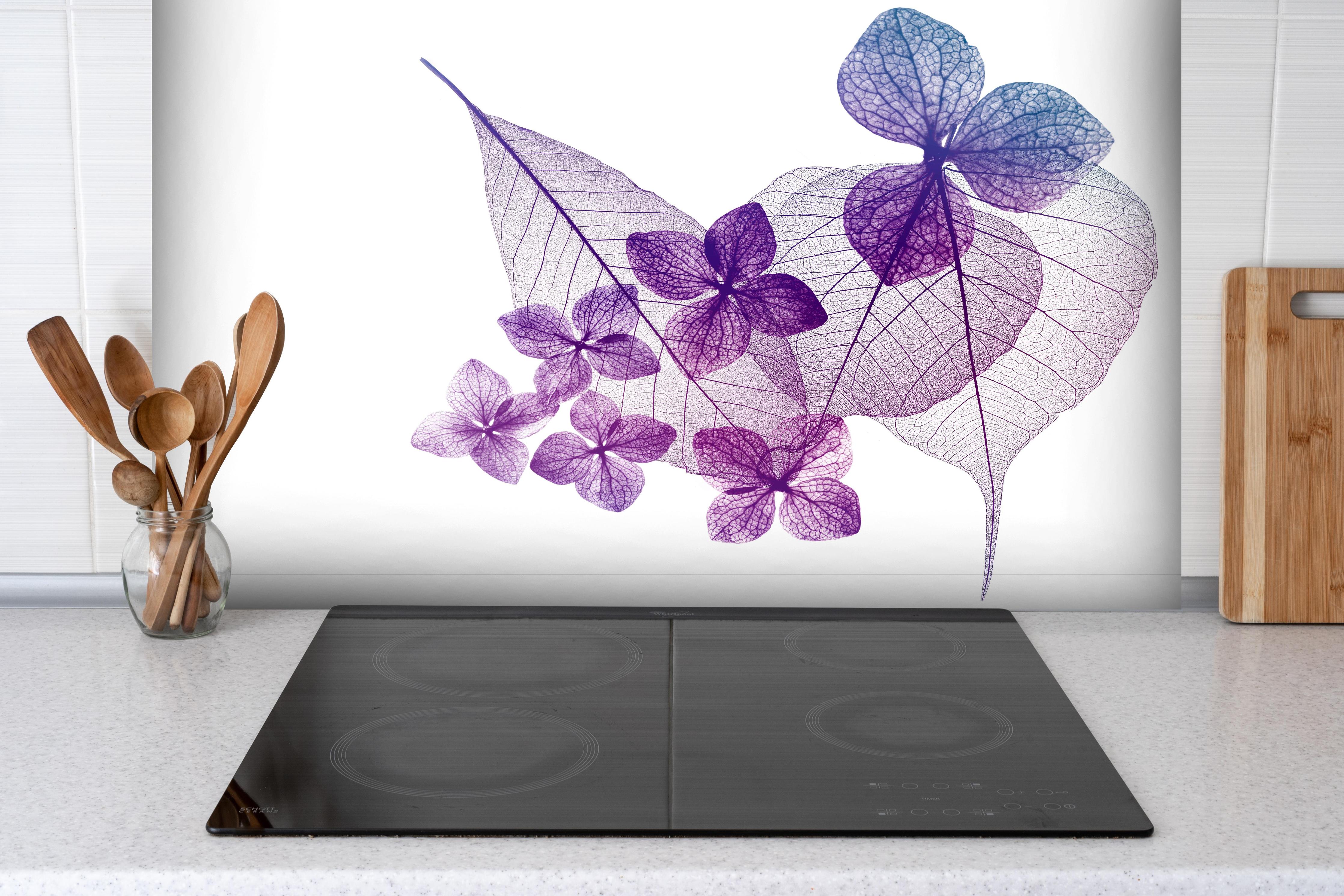 Spritzschutz - Lila Blattvenen Muster Makrofotografie hinter einem Cerankochfeld zwischen Holz-Kochutensilien