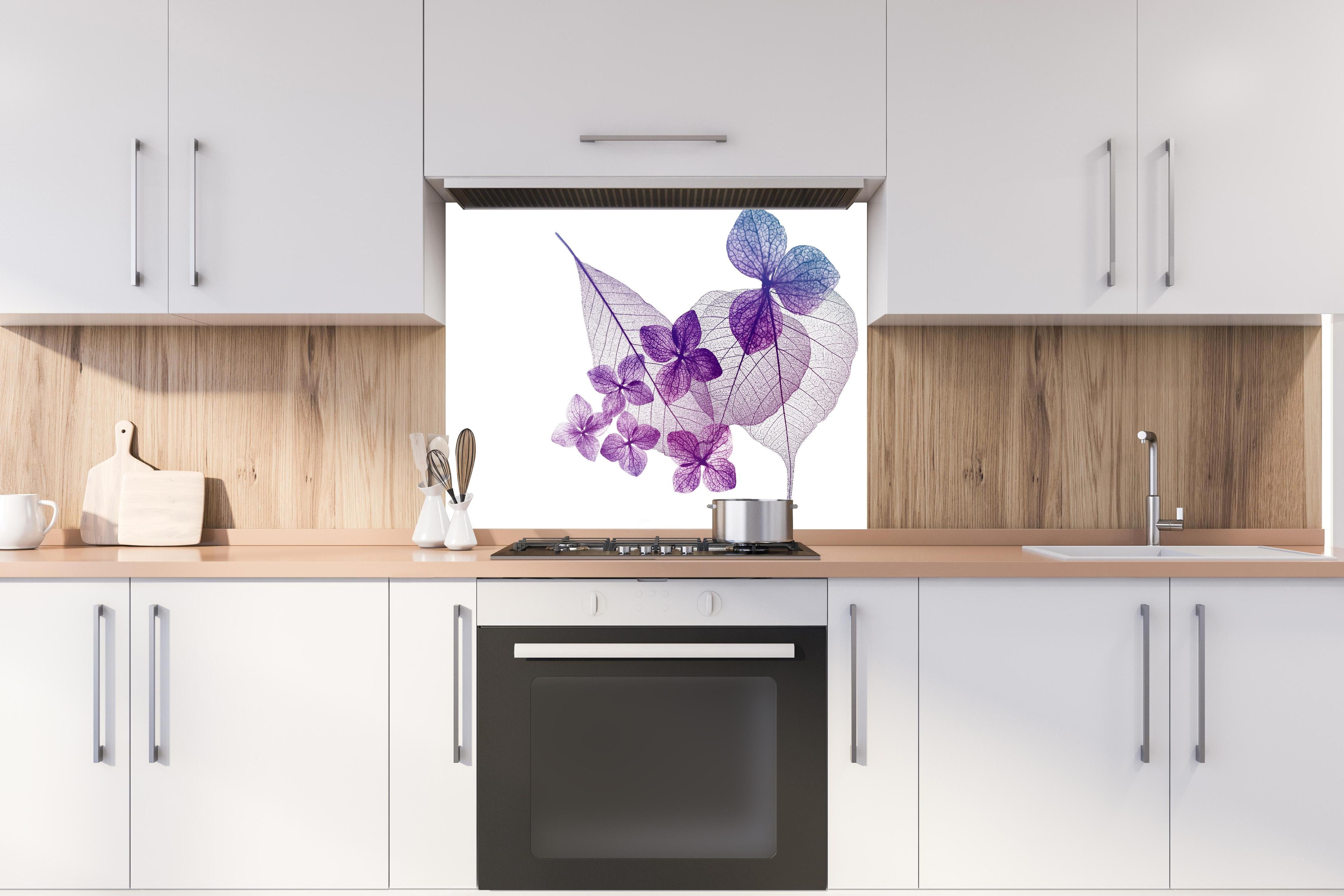 Spritzschutz - Lila Blattvenen Muster Makrofotografie hinter einem Cerankochfeld zwischen Holz-Kochutensilien