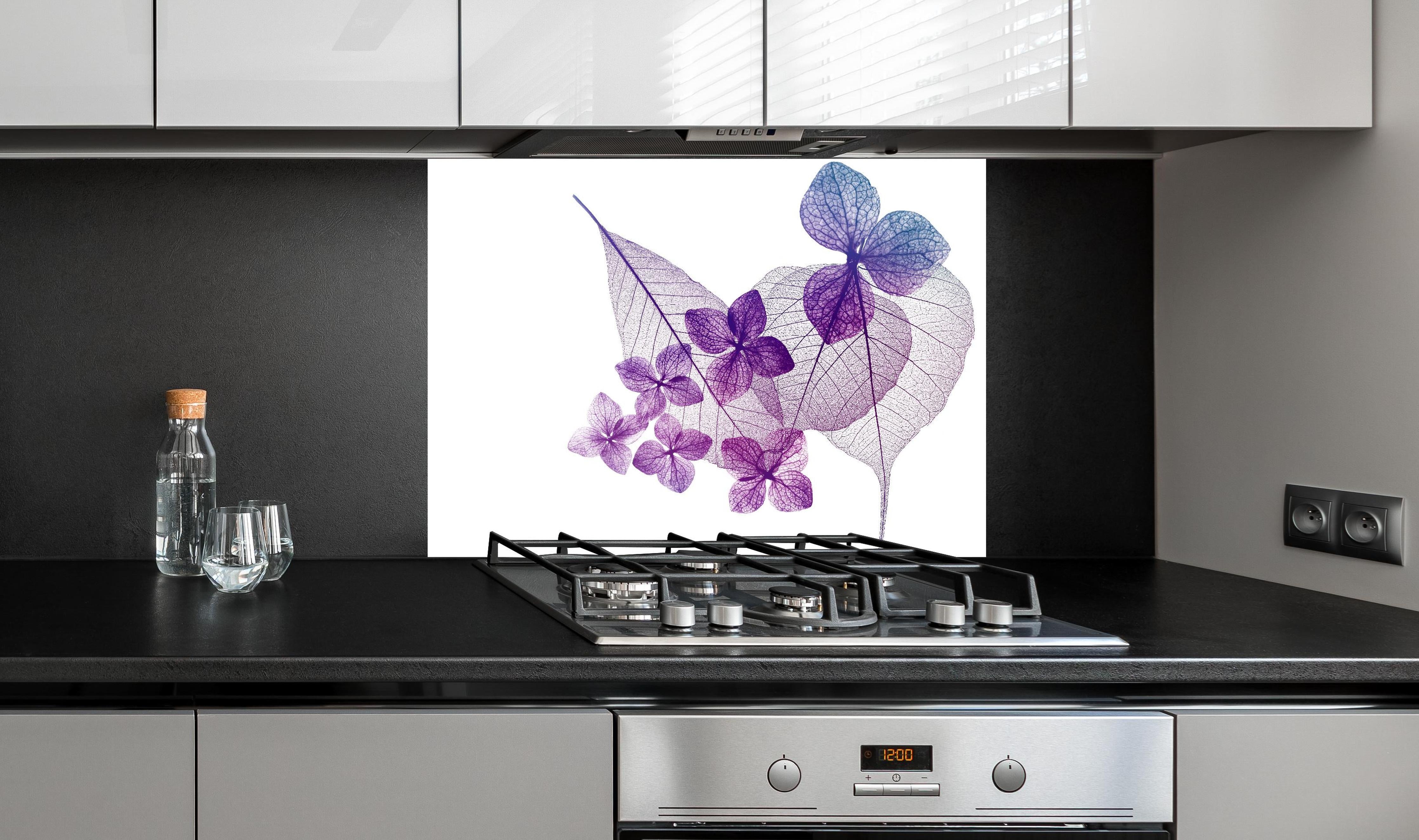 Spritzschutz - Lila Blattvenen Muster Makrofotografie hinter einem Cerankochfeld zwischen Holz-Kochutensilien