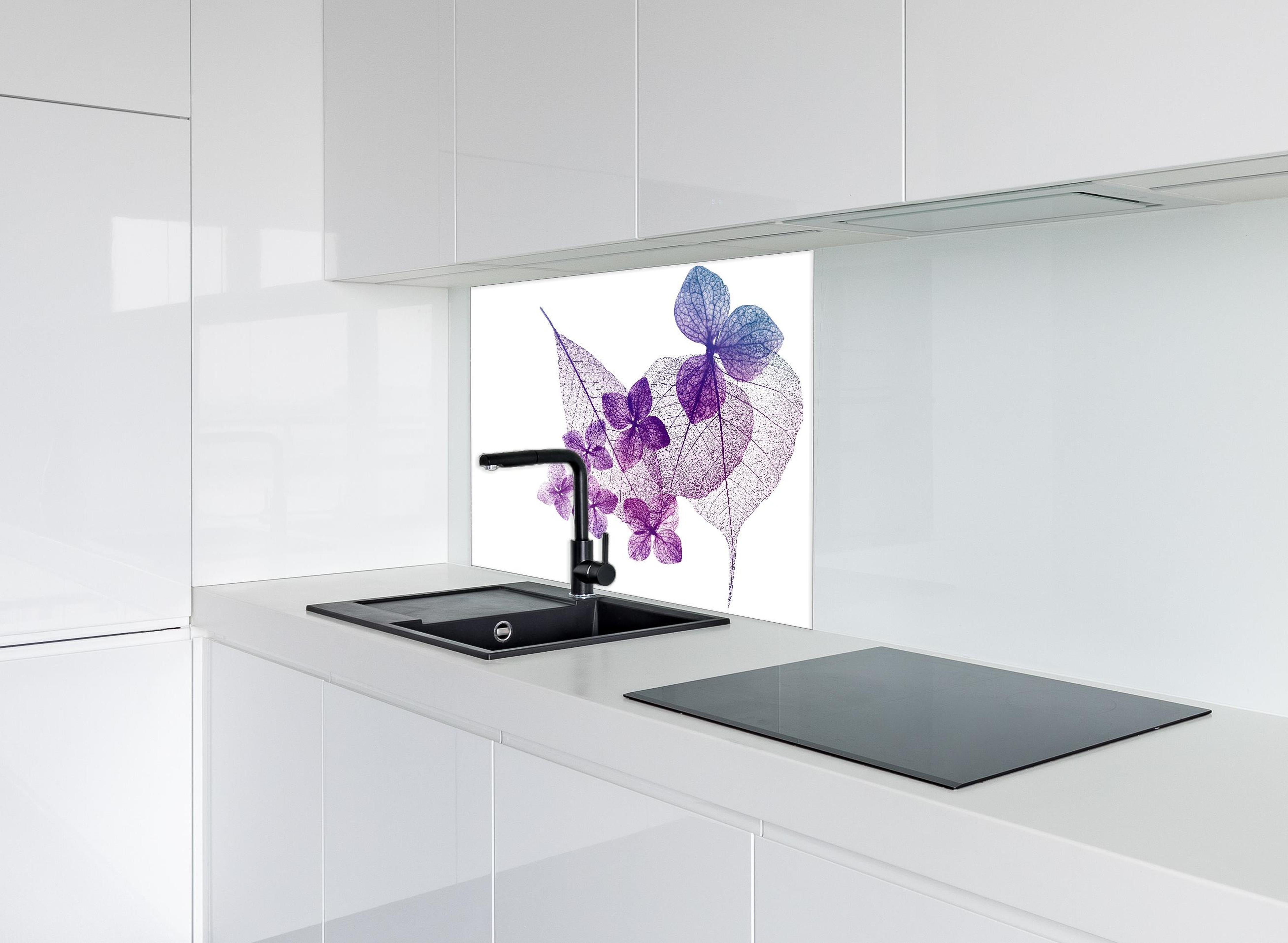 Spritzschutz - Lila Blattvenen Muster Makrofotografie hinter einem Cerankochfeld zwischen Holz-Kochutensilien