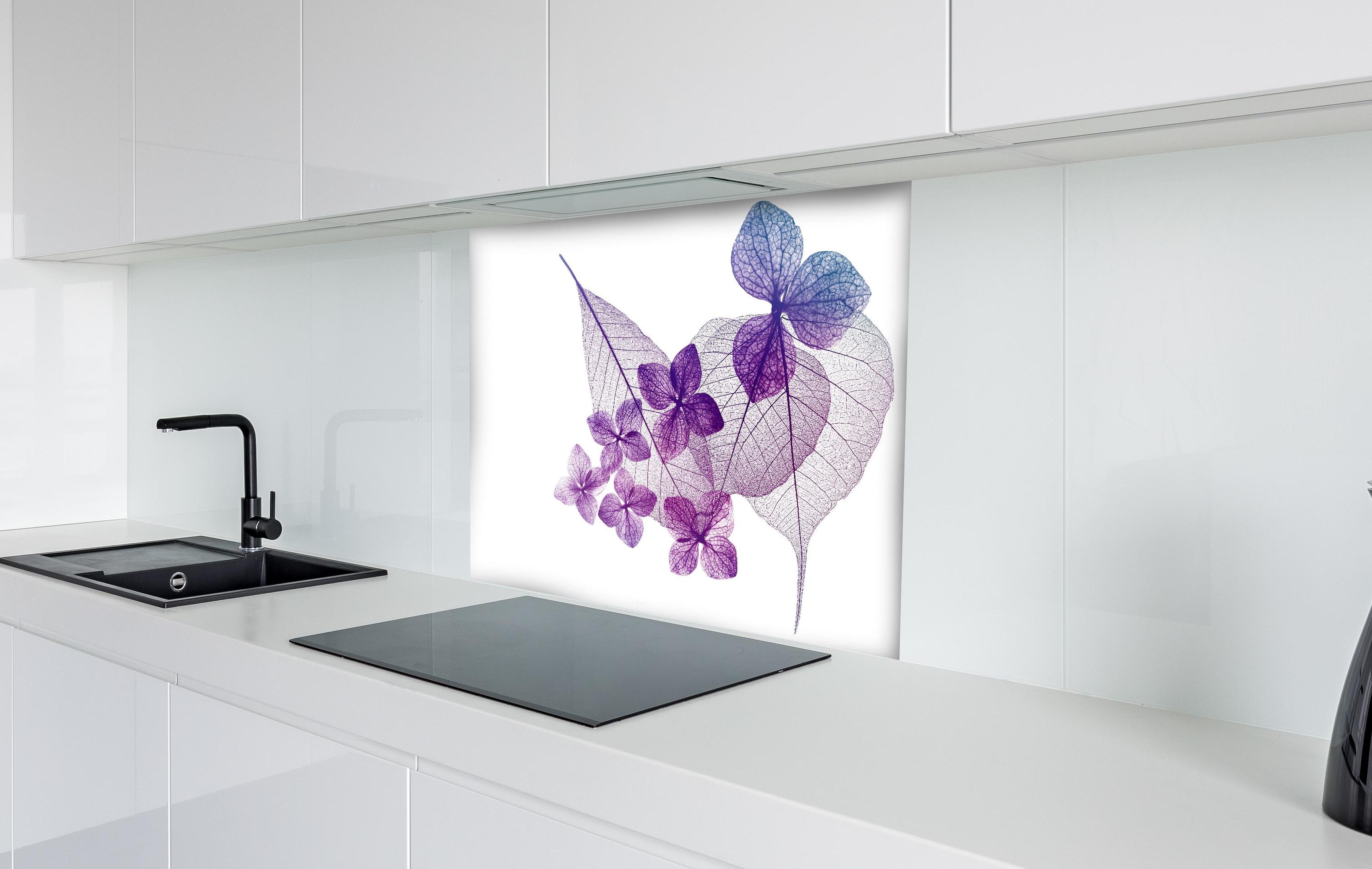 Spritzschutz - Lila Blattvenen Muster Makrofotografie hinter einem Cerankochfeld zwischen Holz-Kochutensilien
