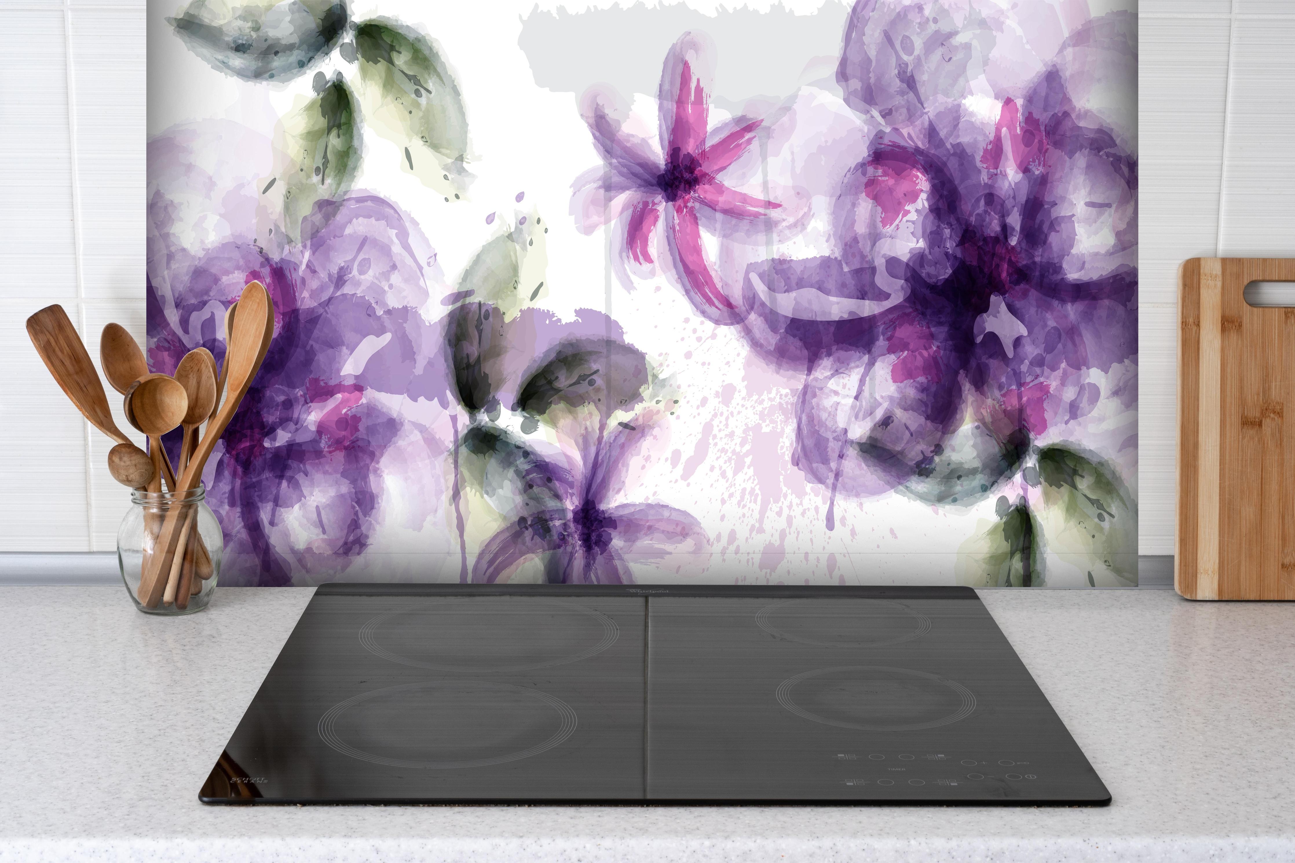 Spritzschutz - Lila-Rosa Blumen Aquarell Kunstwerk hinter einem Cerankochfeld zwischen Holz-Kochutensilien