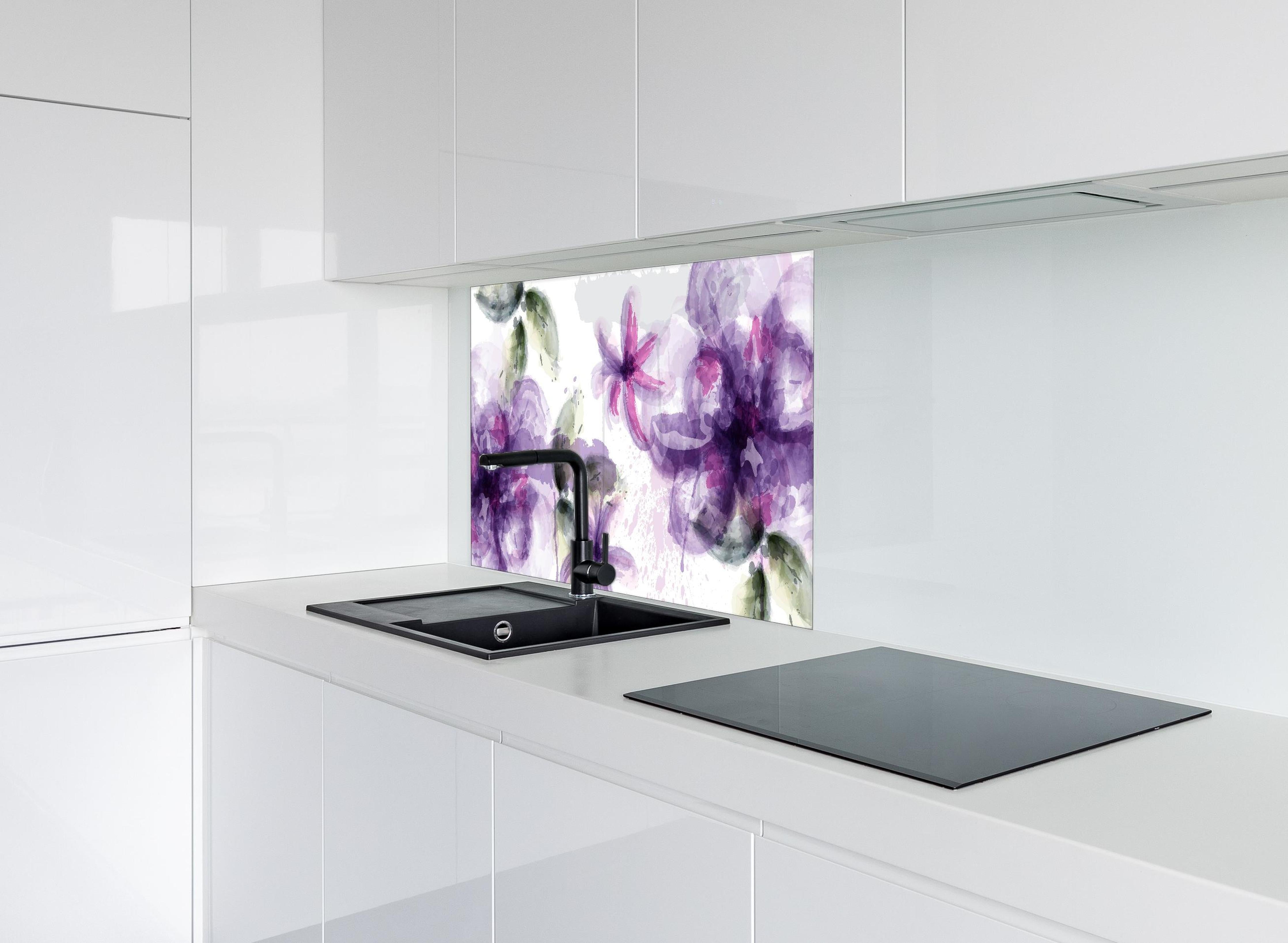 Spritzschutz - Lila-Rosa Blumen Aquarell Kunstwerk hinter einem Cerankochfeld zwischen Holz-Kochutensilien