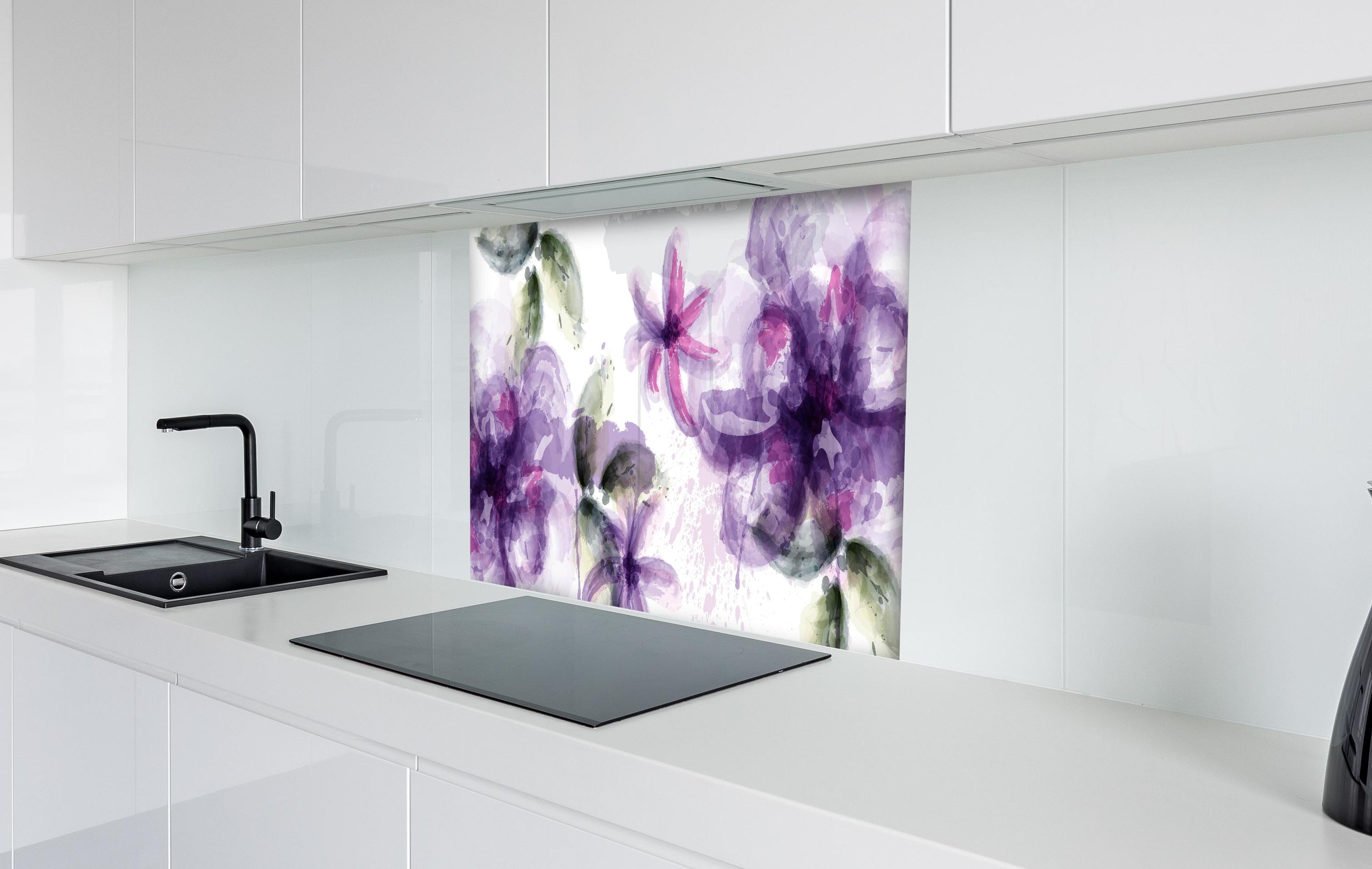 Spritzschutz - Lila-Rosa Blumen Aquarell Kunstwerk hinter einem Cerankochfeld zwischen Holz-Kochutensilien