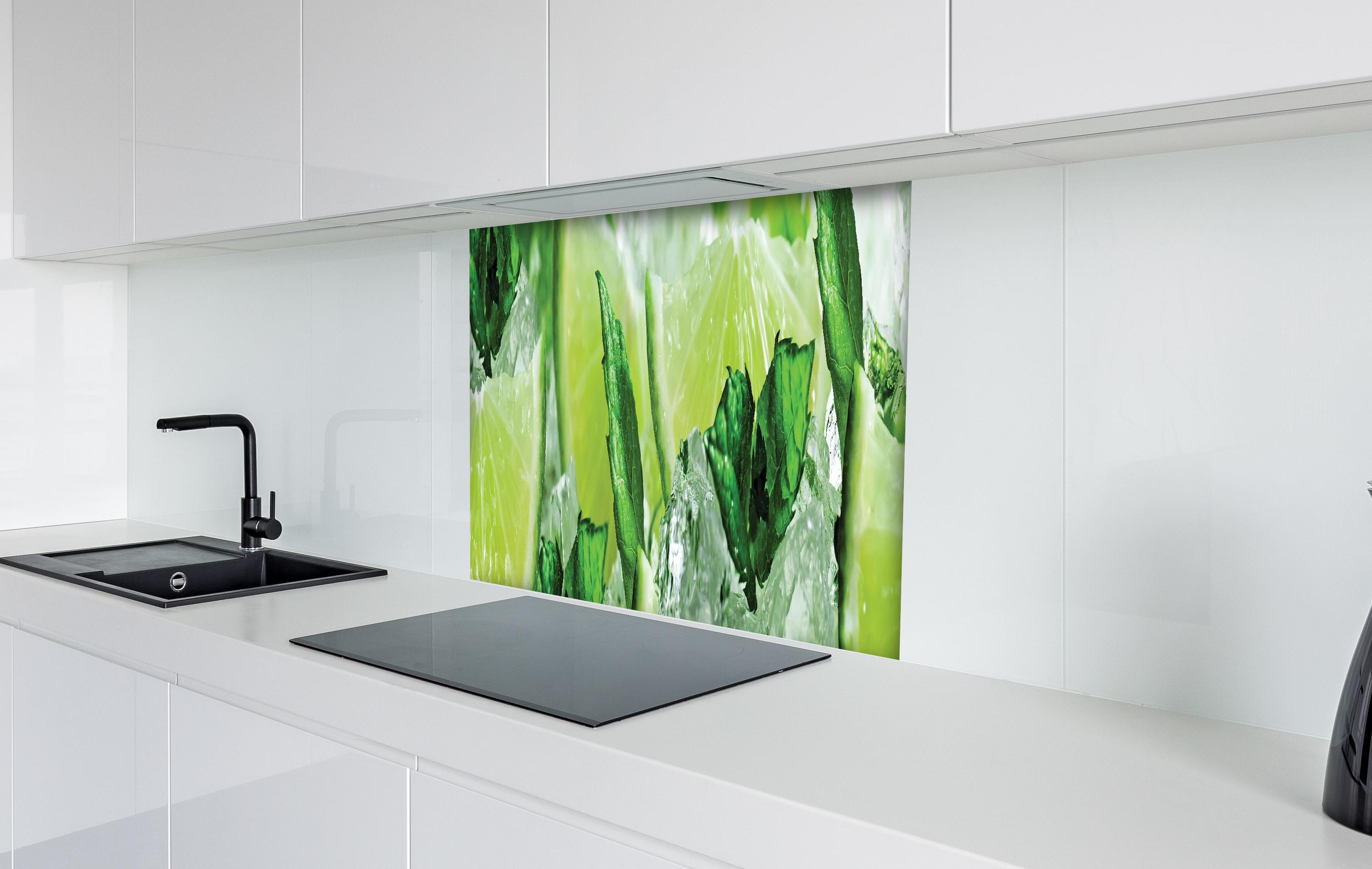 Spritzschutz - Limette und Minzblätter mit Eis hinter einem Cerankochfeld zwischen Holz-Kochutensilien