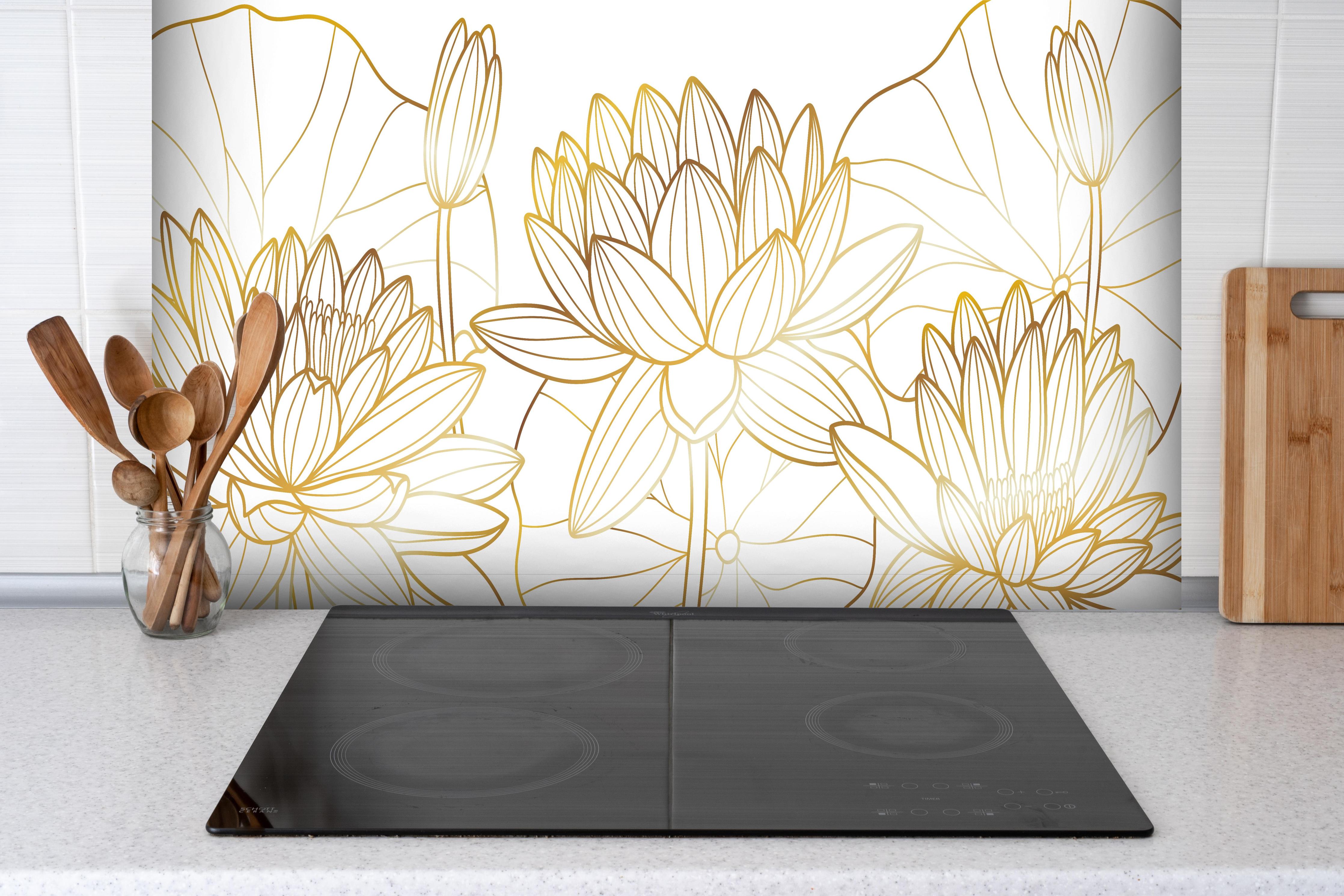 Spritzschutz - Lotusblüten Linienzeichnung in Goldtönen hinter einem Cerankochfeld zwischen Holz-Kochutensilien