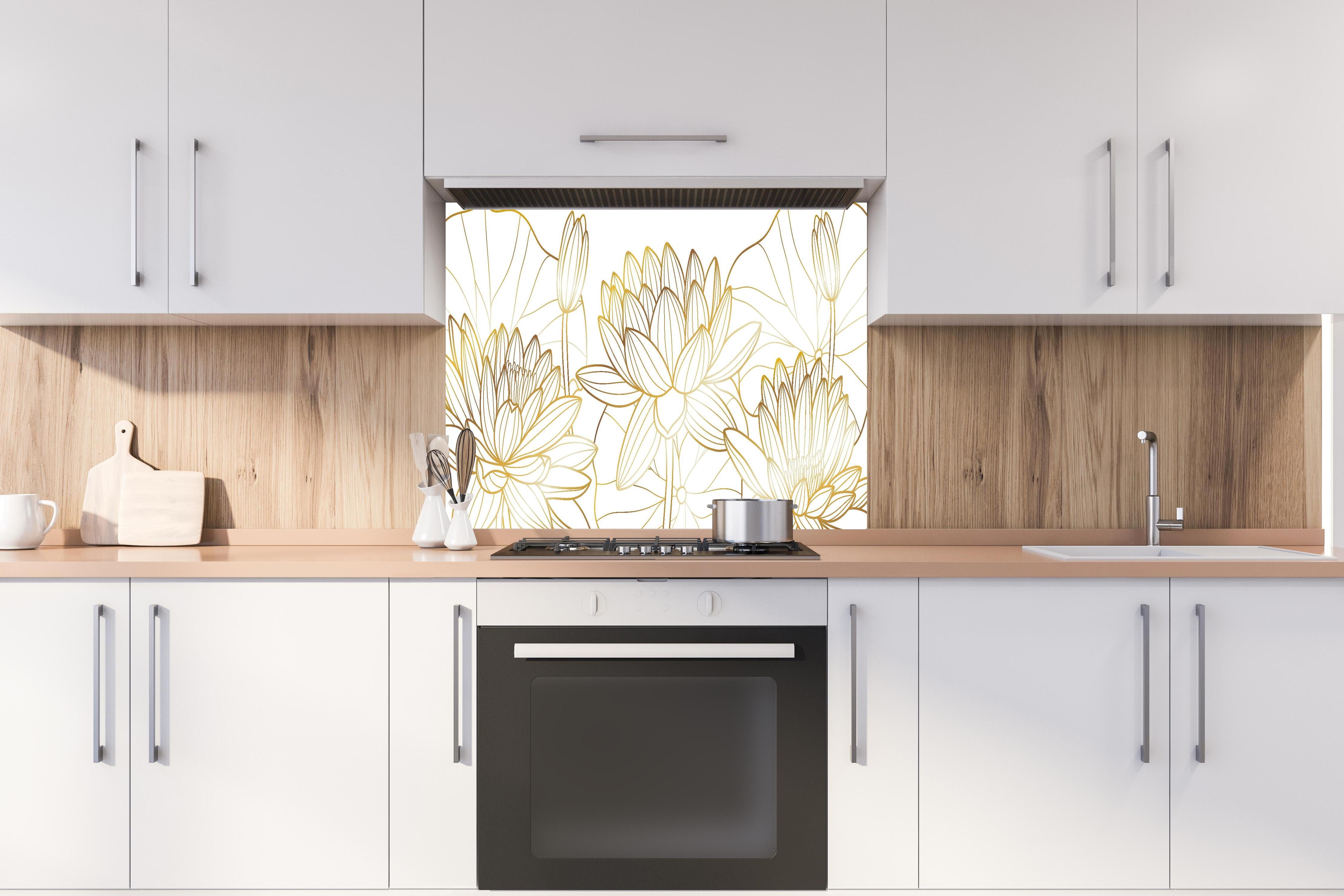 Spritzschutz - Lotusblüten Linienzeichnung in Goldtönen hinter einem Cerankochfeld zwischen Holz-Kochutensilien