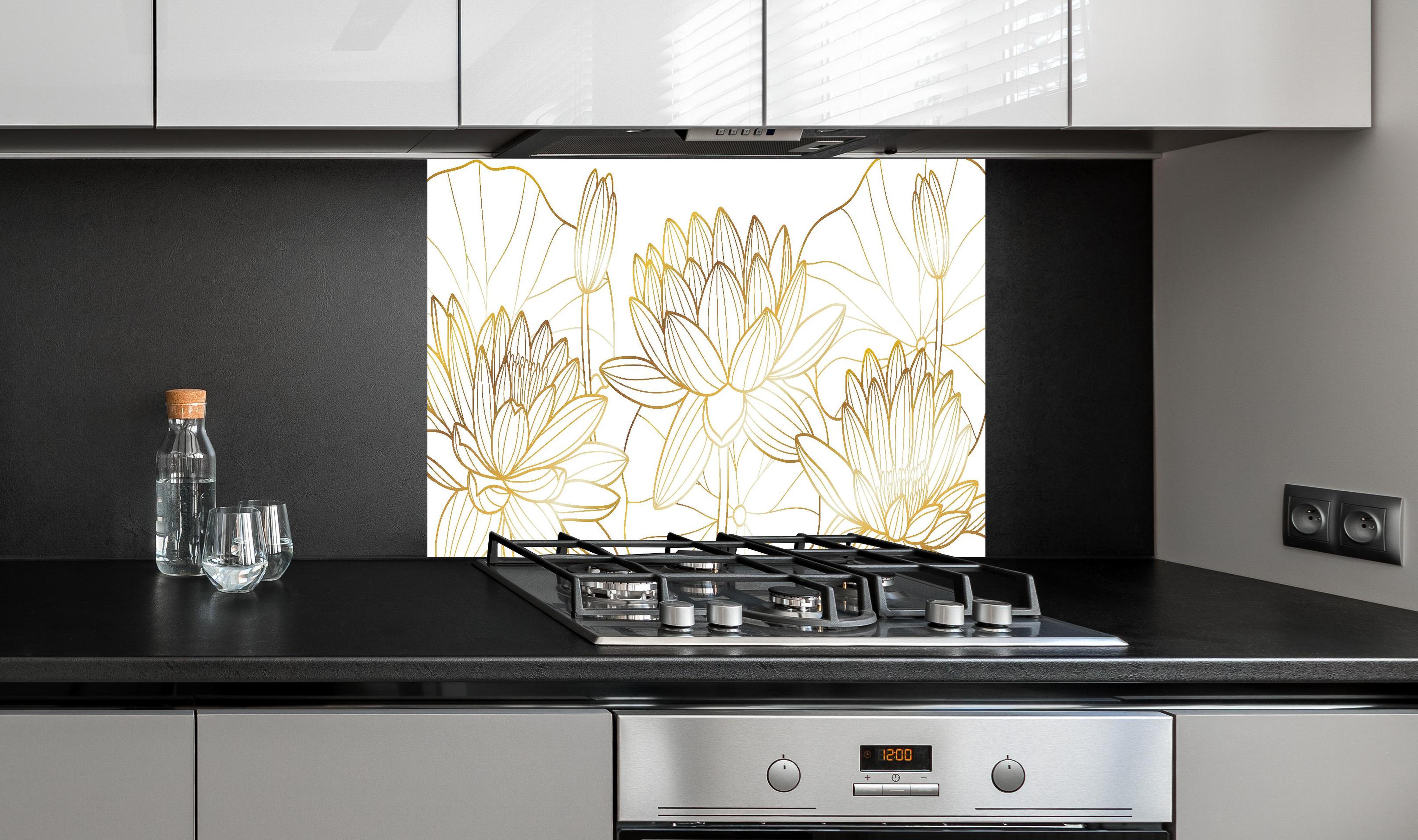 Spritzschutz - Lotusblüten Linienzeichnung in Goldtönen hinter einem Cerankochfeld zwischen Holz-Kochutensilien