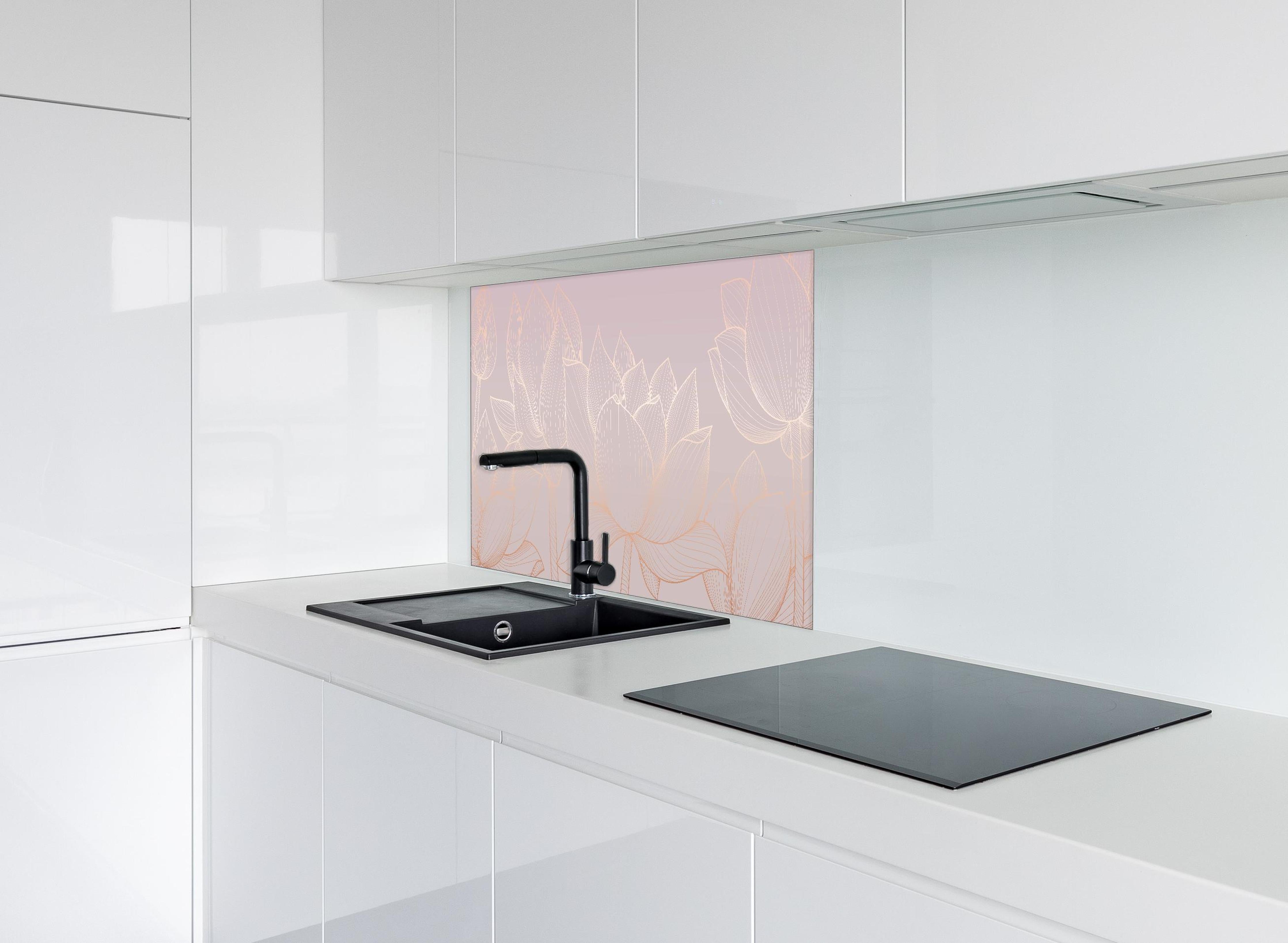 Spritzschutz - Lotusblumen Grafik Pastell Rosa Beige hinter einem Cerankochfeld zwischen Holz-Kochutensilien