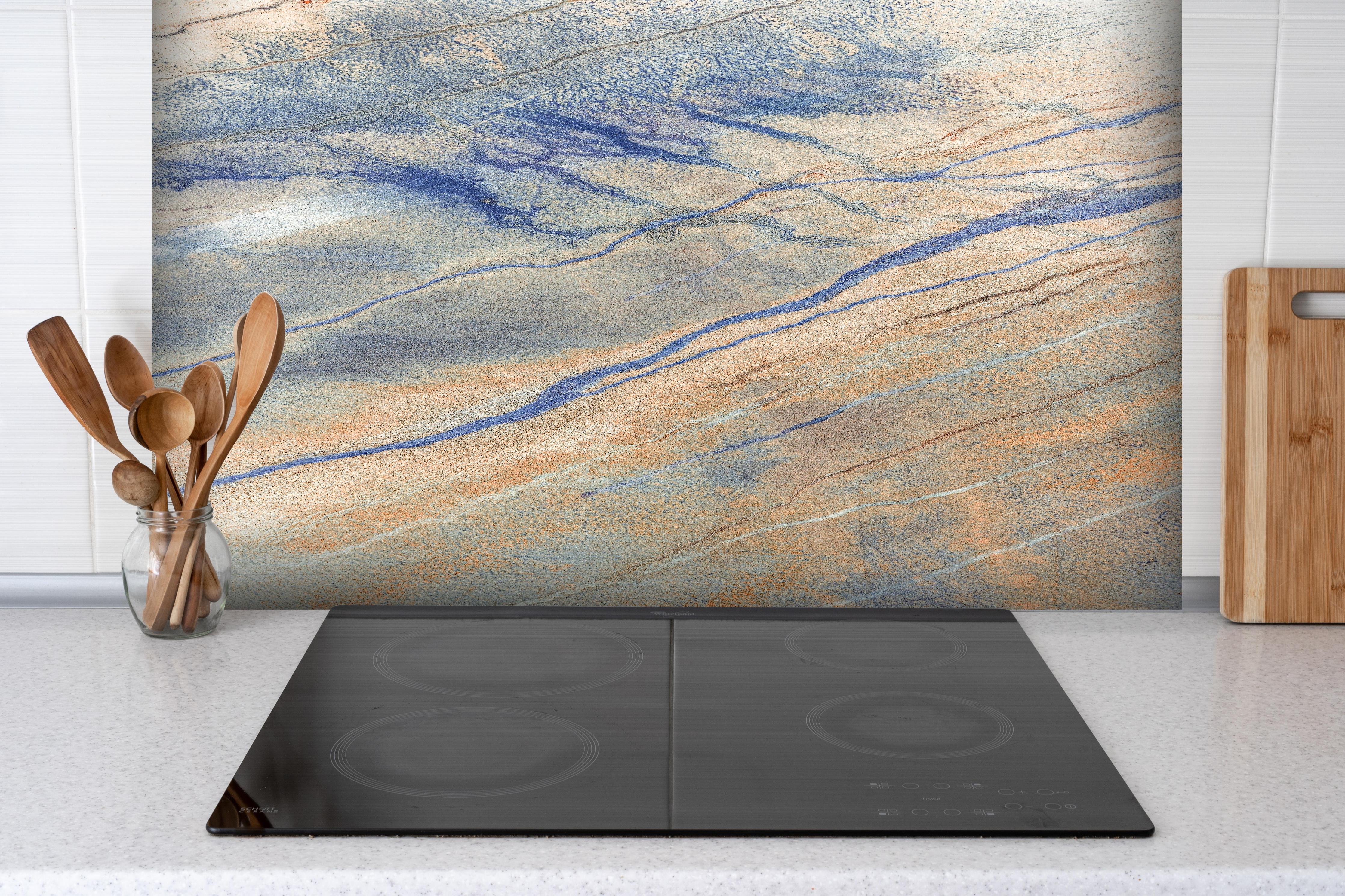 Spritzschutz - Luftaufnahme Blau-Orange Flusslandschaft Textur hinter einem Cerankochfeld zwischen Holz-Kochutensilien