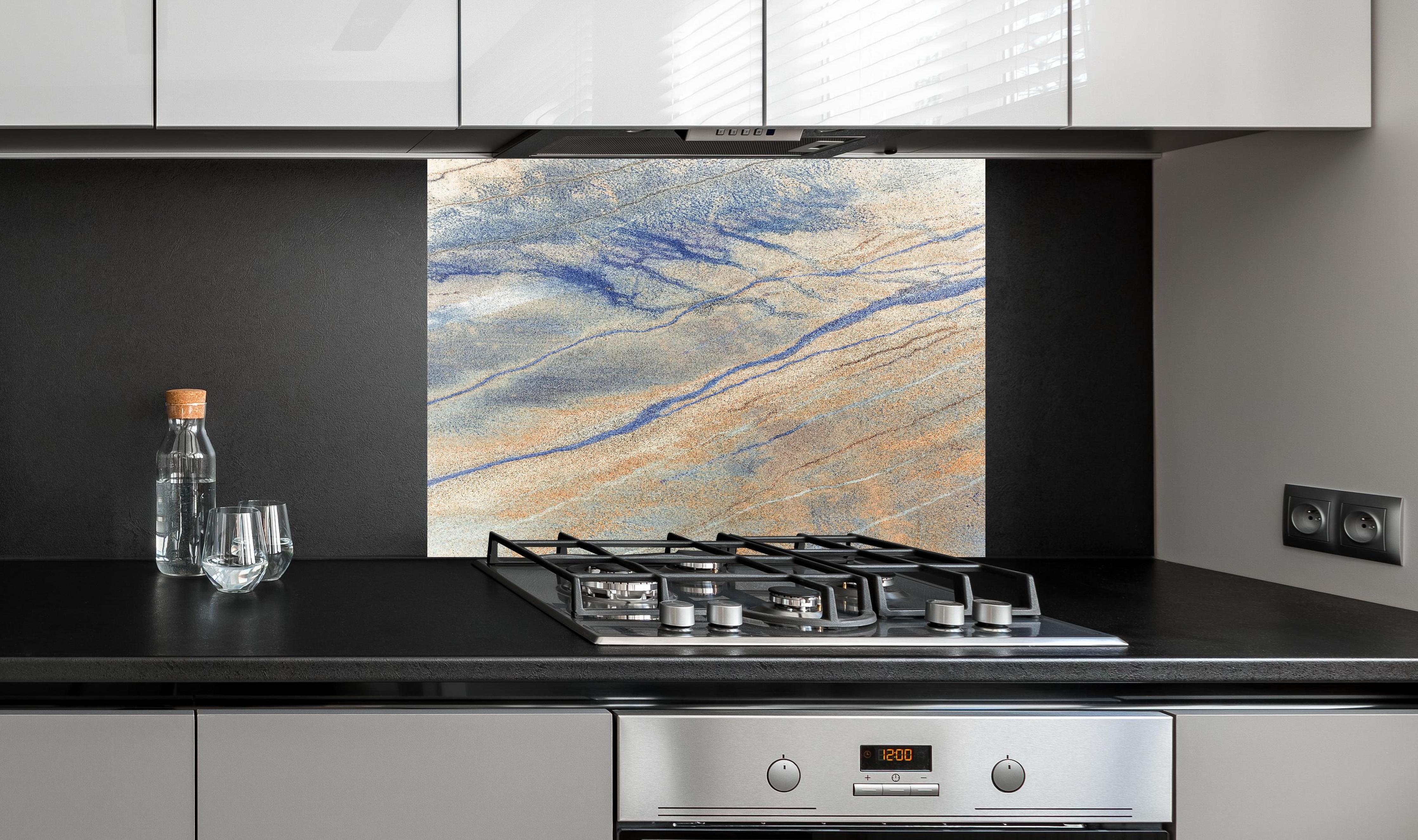 Spritzschutz - Luftaufnahme Blau-Orange Flusslandschaft Textur hinter einem Cerankochfeld zwischen Holz-Kochutensilien