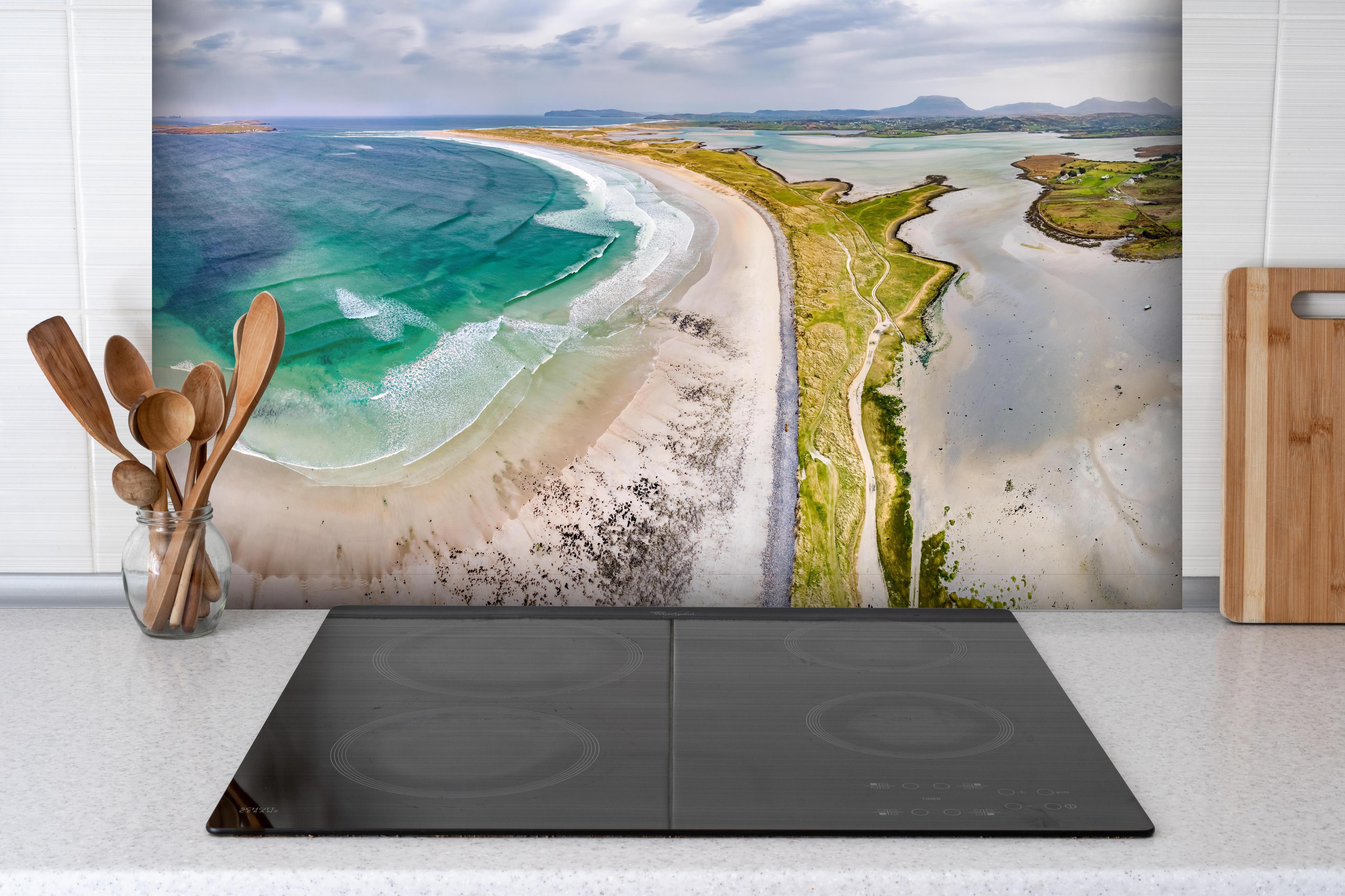 Spritzschutz - Luftaufnahme der Küste von Magheraroarty-Irland hinter einem Cerankochfeld zwischen Holz-Kochutensilien