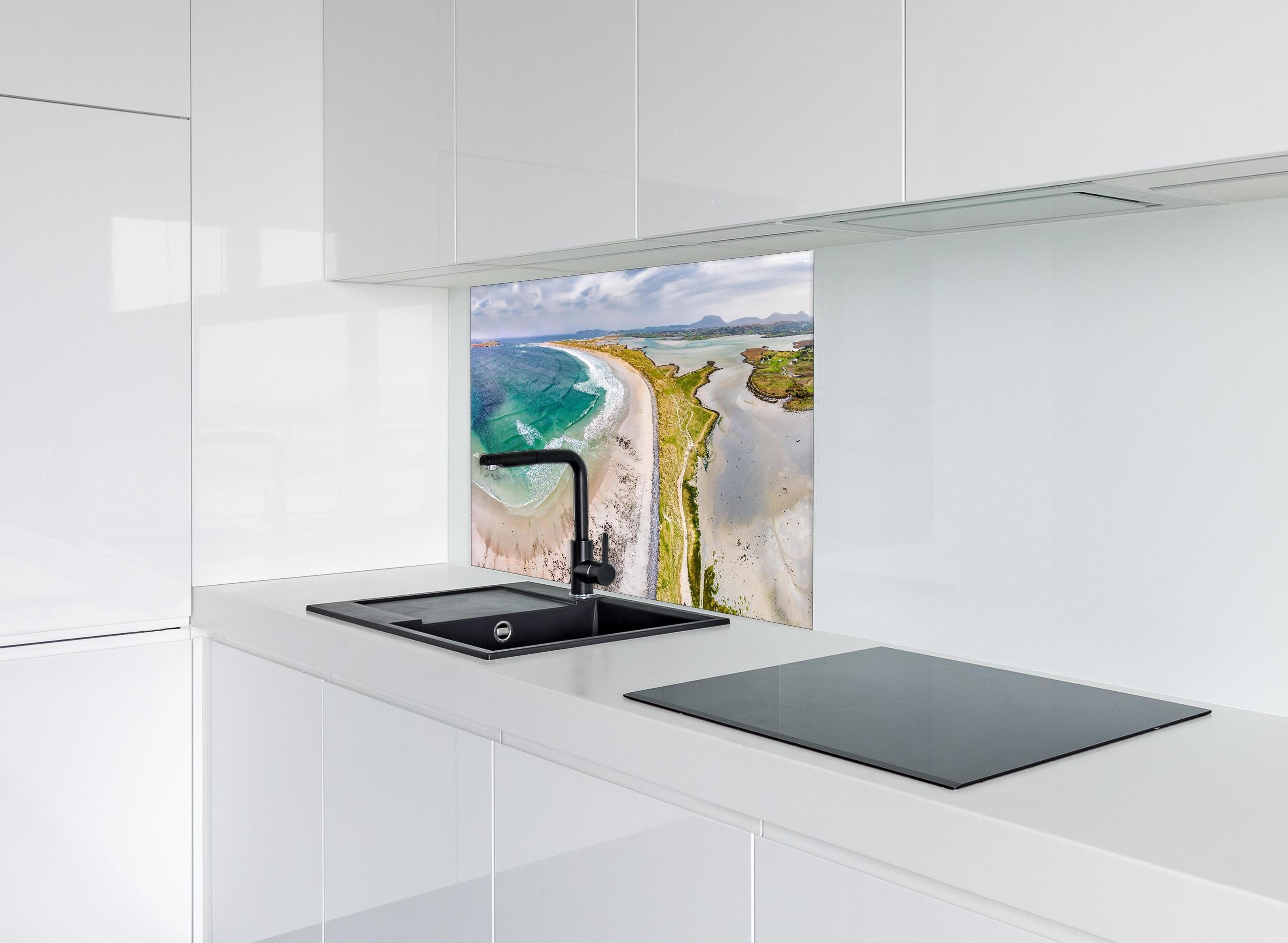 Spritzschutz - Luftaufnahme der Küste von Magheraroarty-Irland hinter einem Cerankochfeld zwischen Holz-Kochutensilien