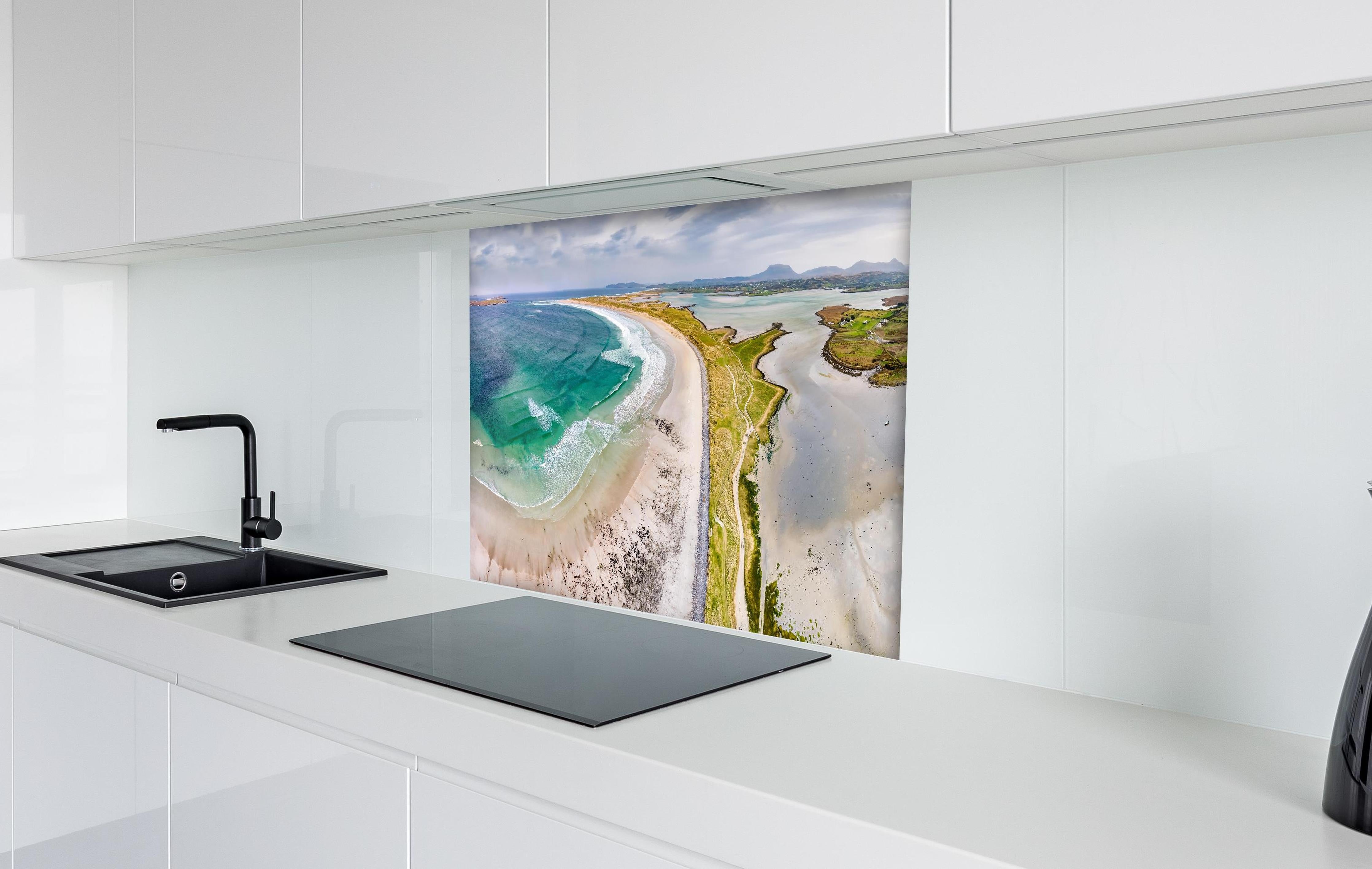 Spritzschutz - Luftaufnahme der Küste von Magheraroarty-Irland hinter einem Cerankochfeld zwischen Holz-Kochutensilien