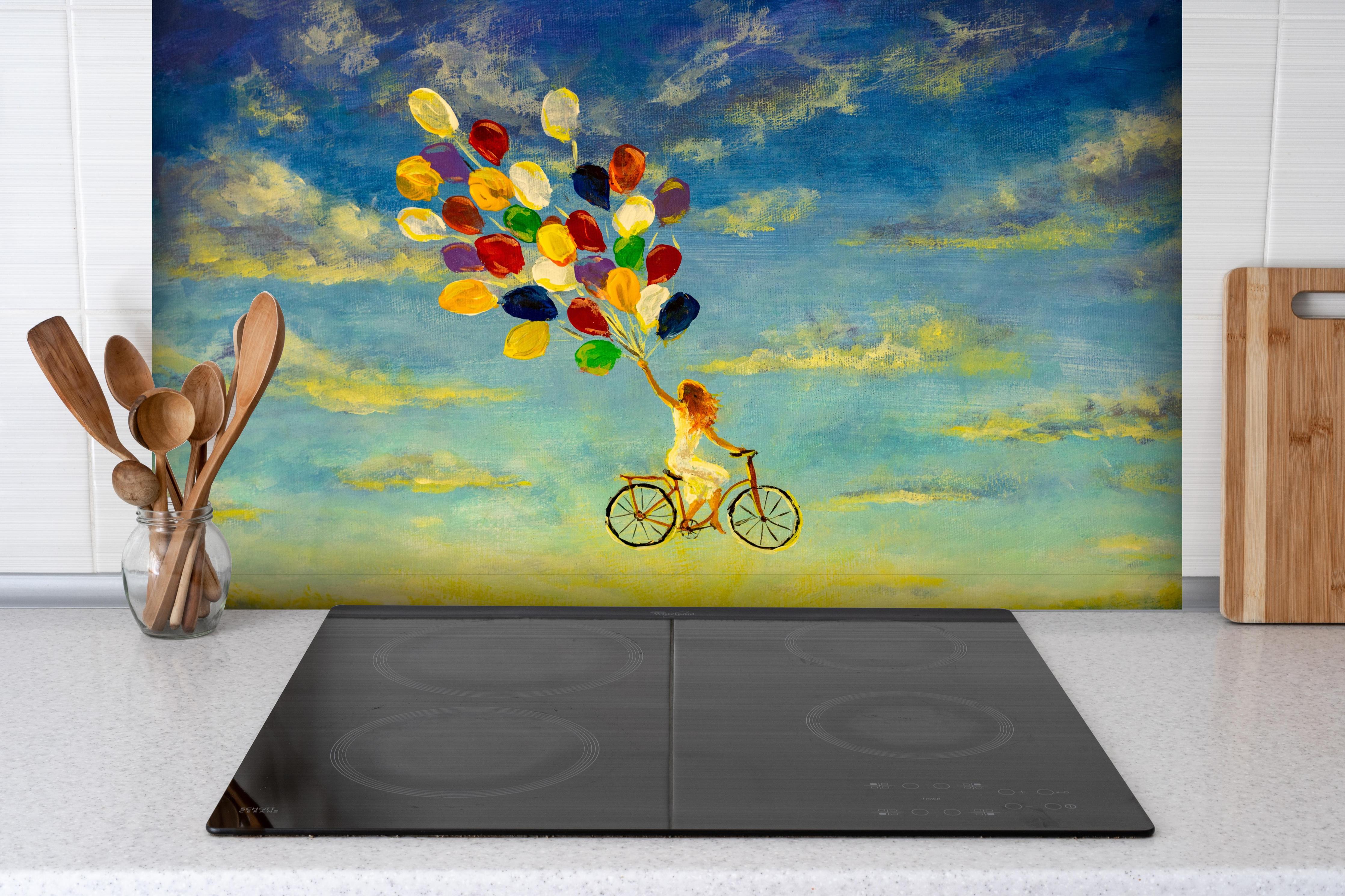 Spritzschutz - Luftballon-Fahrrad Gemälde hinter einem Cerankochfeld zwischen Holz-Kochutensilien