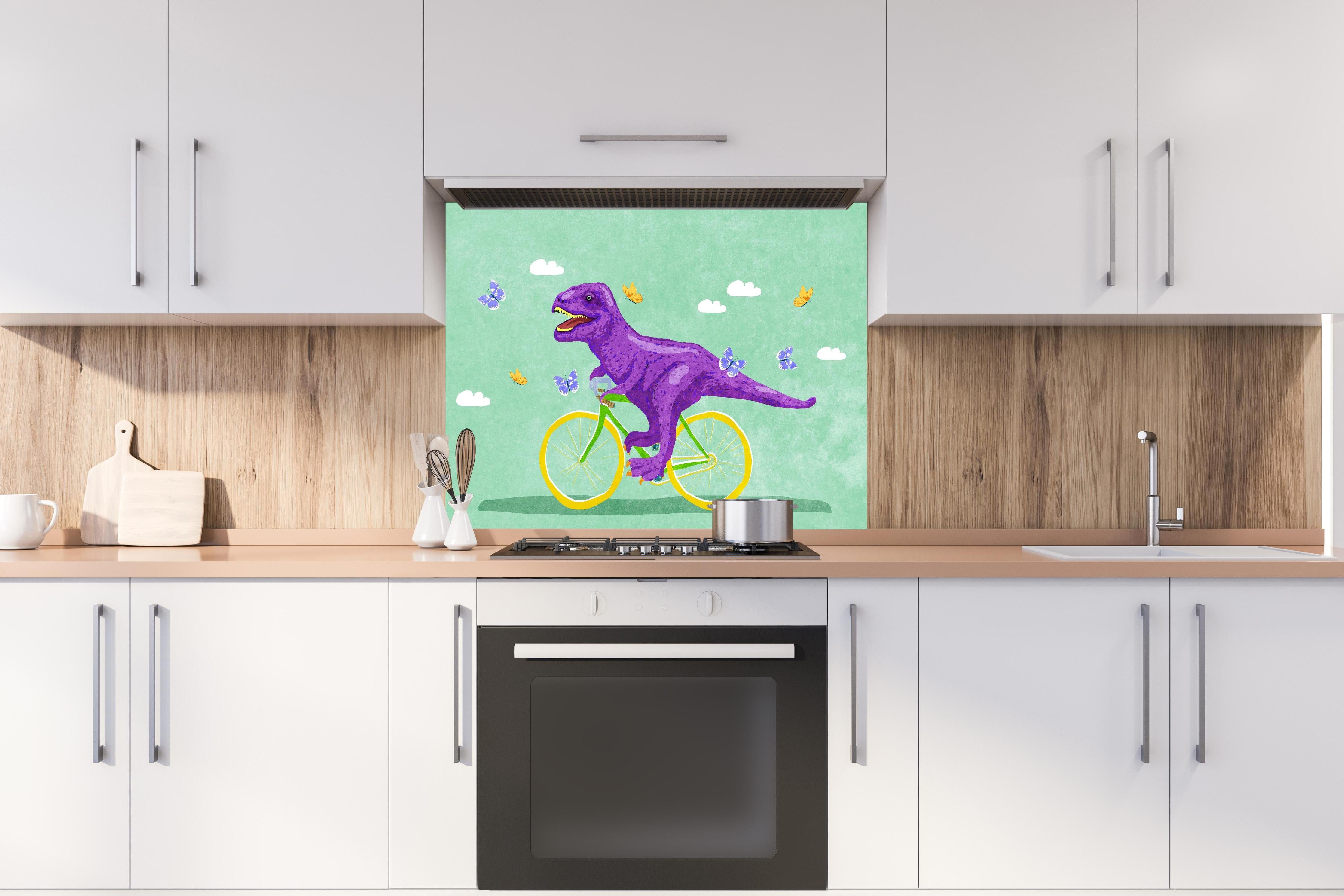 Spritzschutz - Lustiger Dinosaurier Fahrradrennen Illustration hinter einem Cerankochfeld zwischen Holz-Kochutensilien