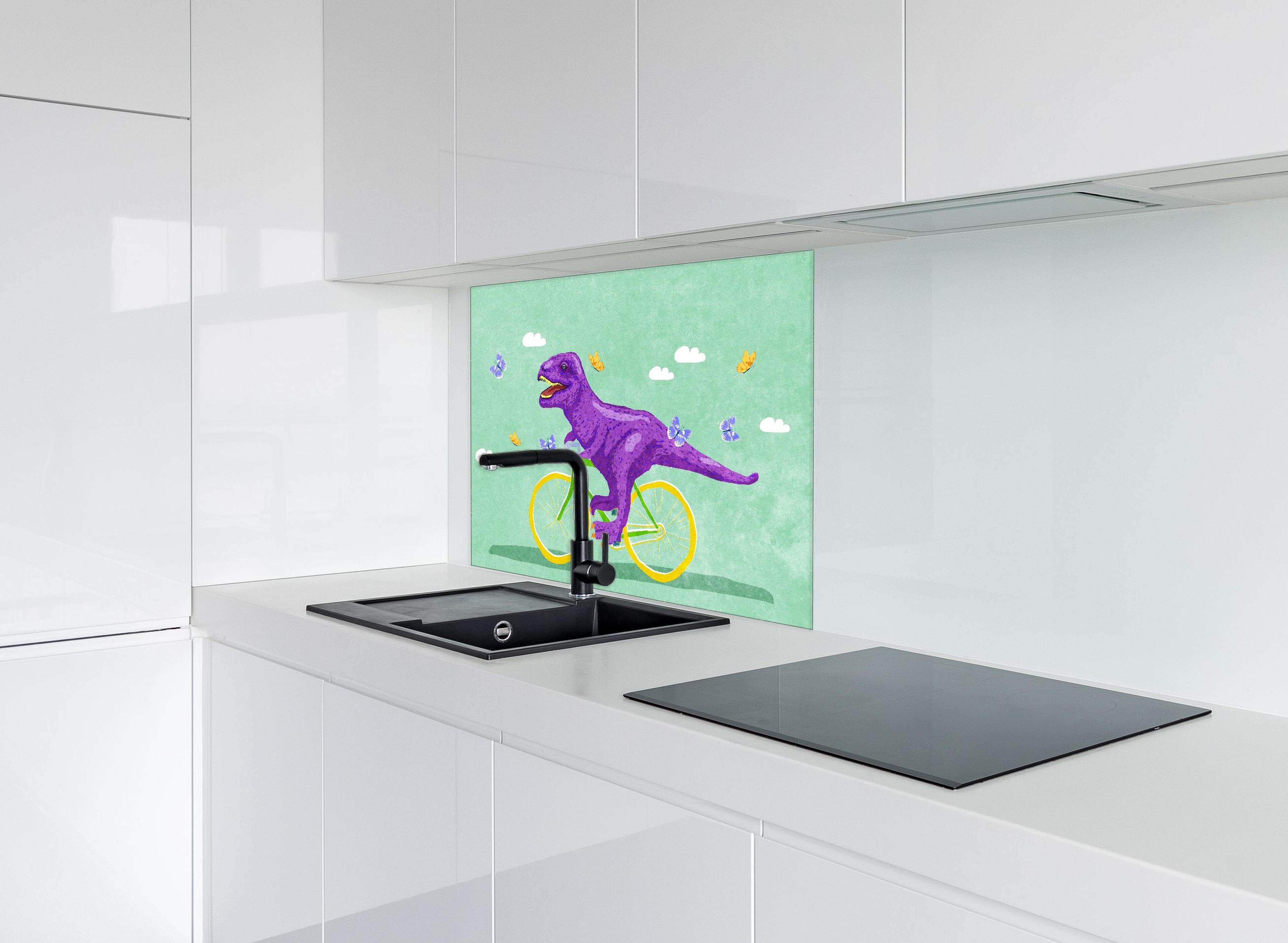 Spritzschutz - Lustiger Dinosaurier Fahrradrennen Illustration hinter einem Cerankochfeld zwischen Holz-Kochutensilien