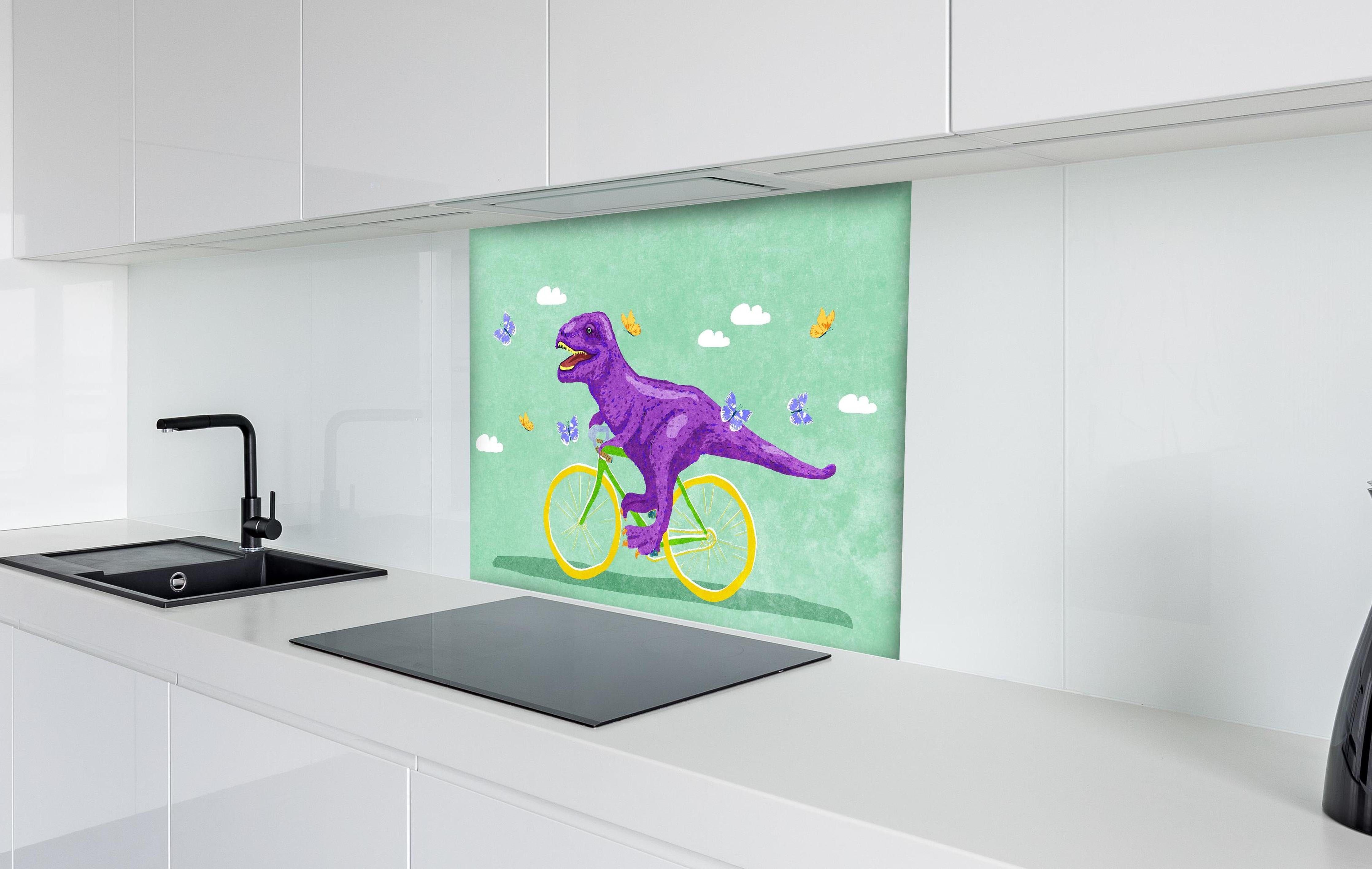 Spritzschutz - Lustiger Dinosaurier Fahrradrennen Illustration hinter einem Cerankochfeld zwischen Holz-Kochutensilien
