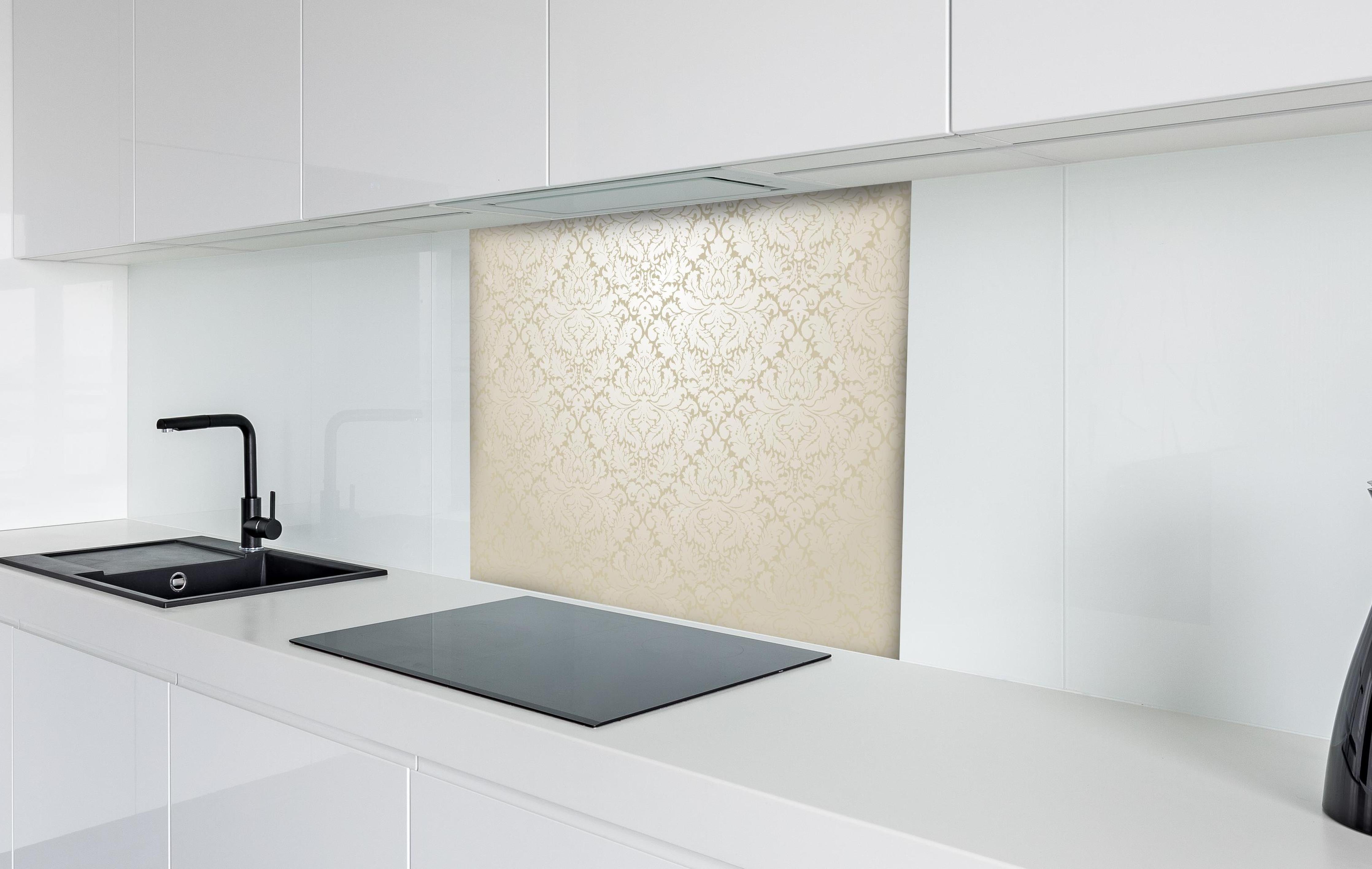 Spritzschutz - Luxuriöse Barock Tapete in Creme-Gold hinter einem Cerankochfeld zwischen Holz-Kochutensilien