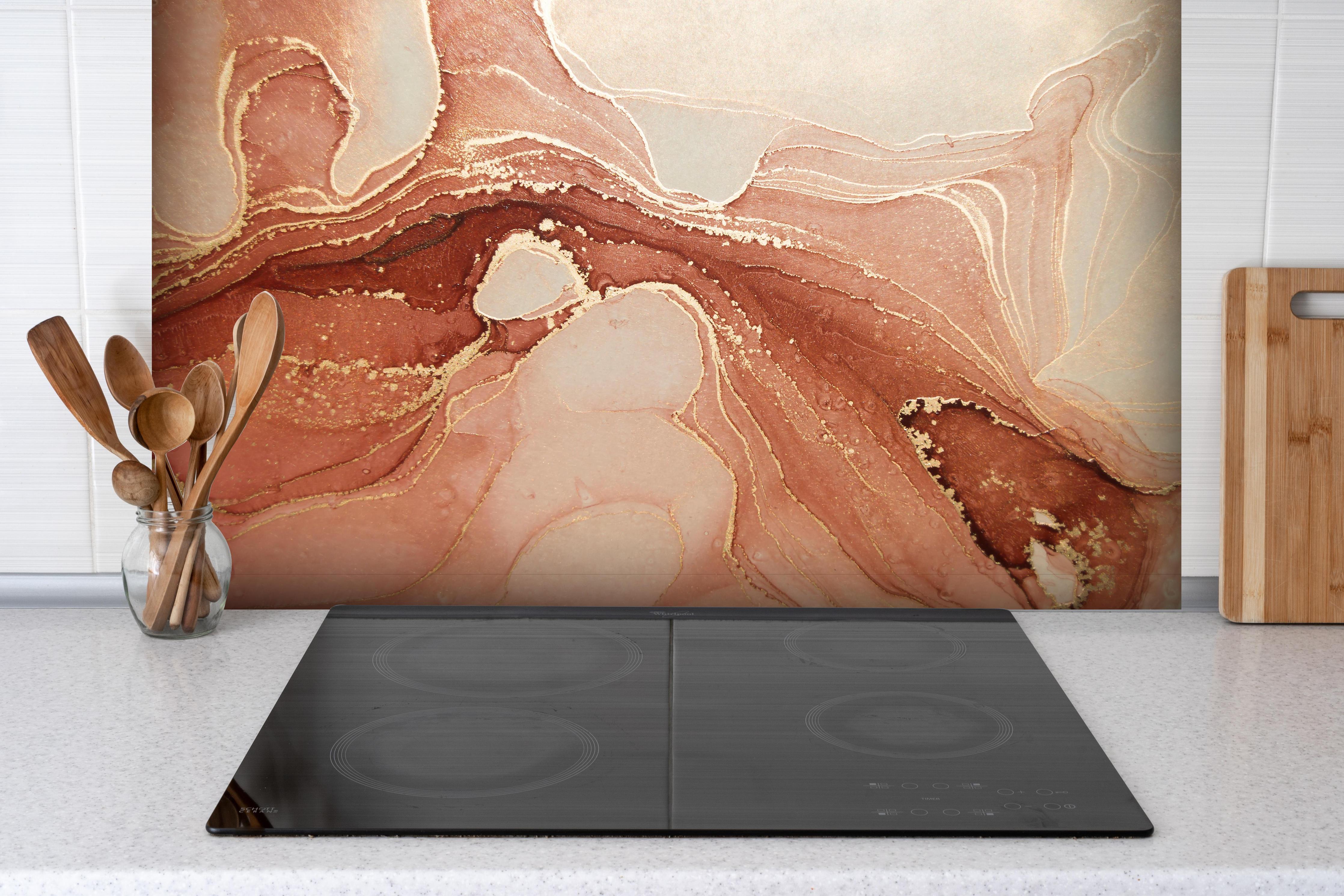 Spritzschutz - Luxuriöse Darstellung durch flüssige Kunst hinter einem Cerankochfeld zwischen Holz-Kochutensilien