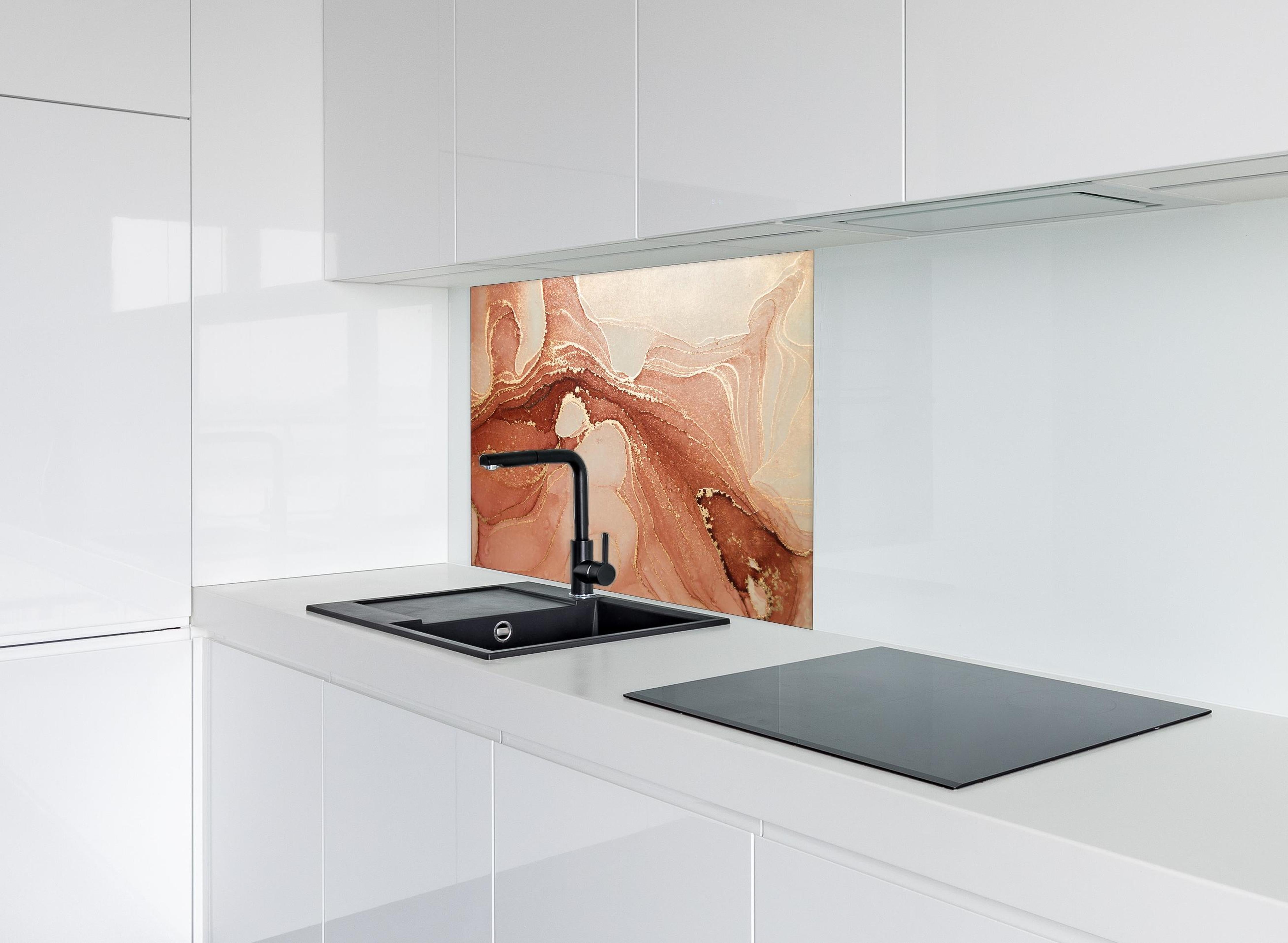Spritzschutz - Luxuriöse Darstellung durch flüssige Kunst hinter einem Cerankochfeld zwischen Holz-Kochutensilien