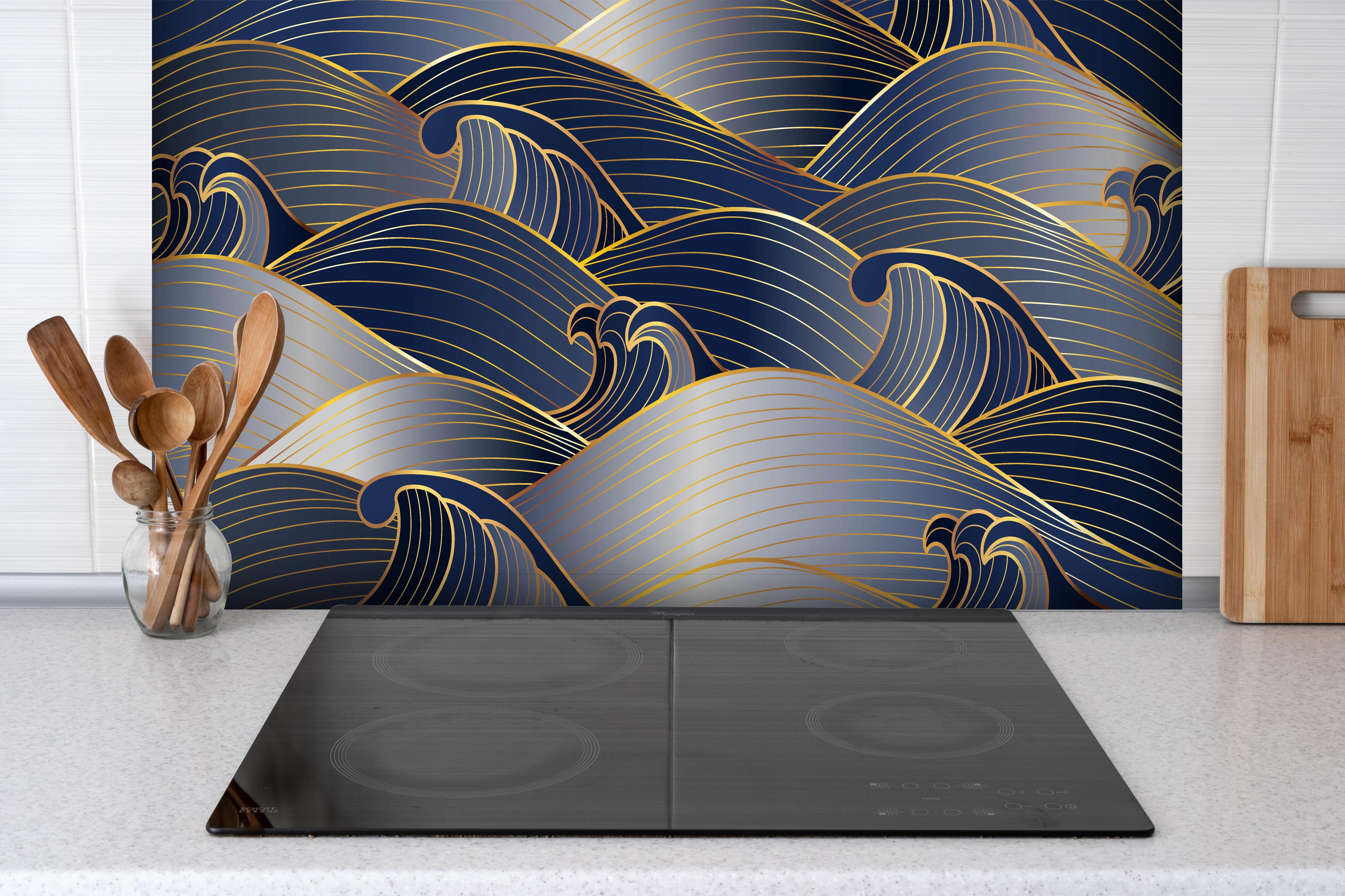 Spritzschutz - Luxuriöse Wellenmuster in Gold und Blau hinter einem Cerankochfeld zwischen Holz-Kochutensilien