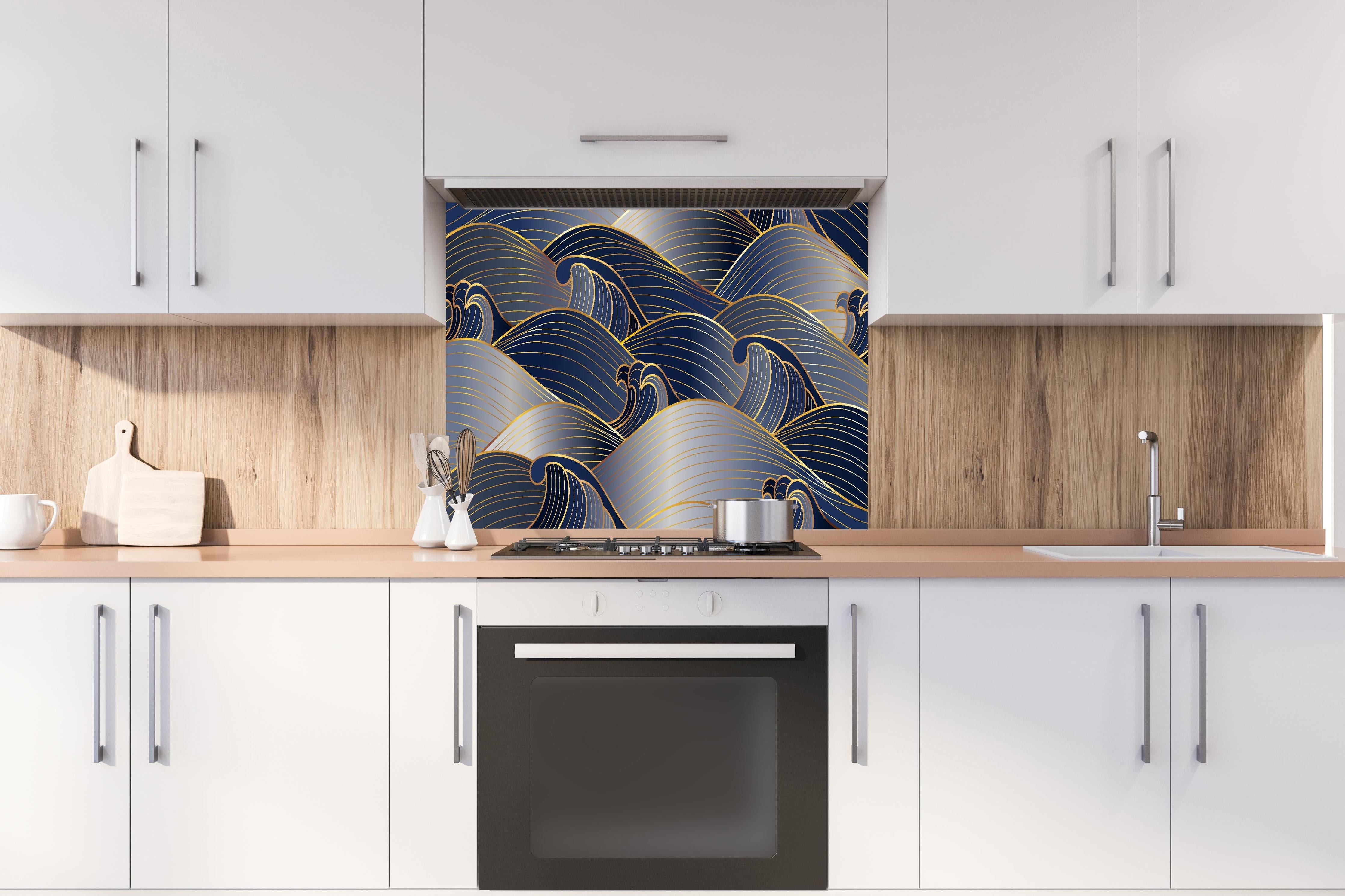 Spritzschutz - Luxuriöse Wellenmuster in Gold und Blau hinter einem Cerankochfeld zwischen Holz-Kochutensilien