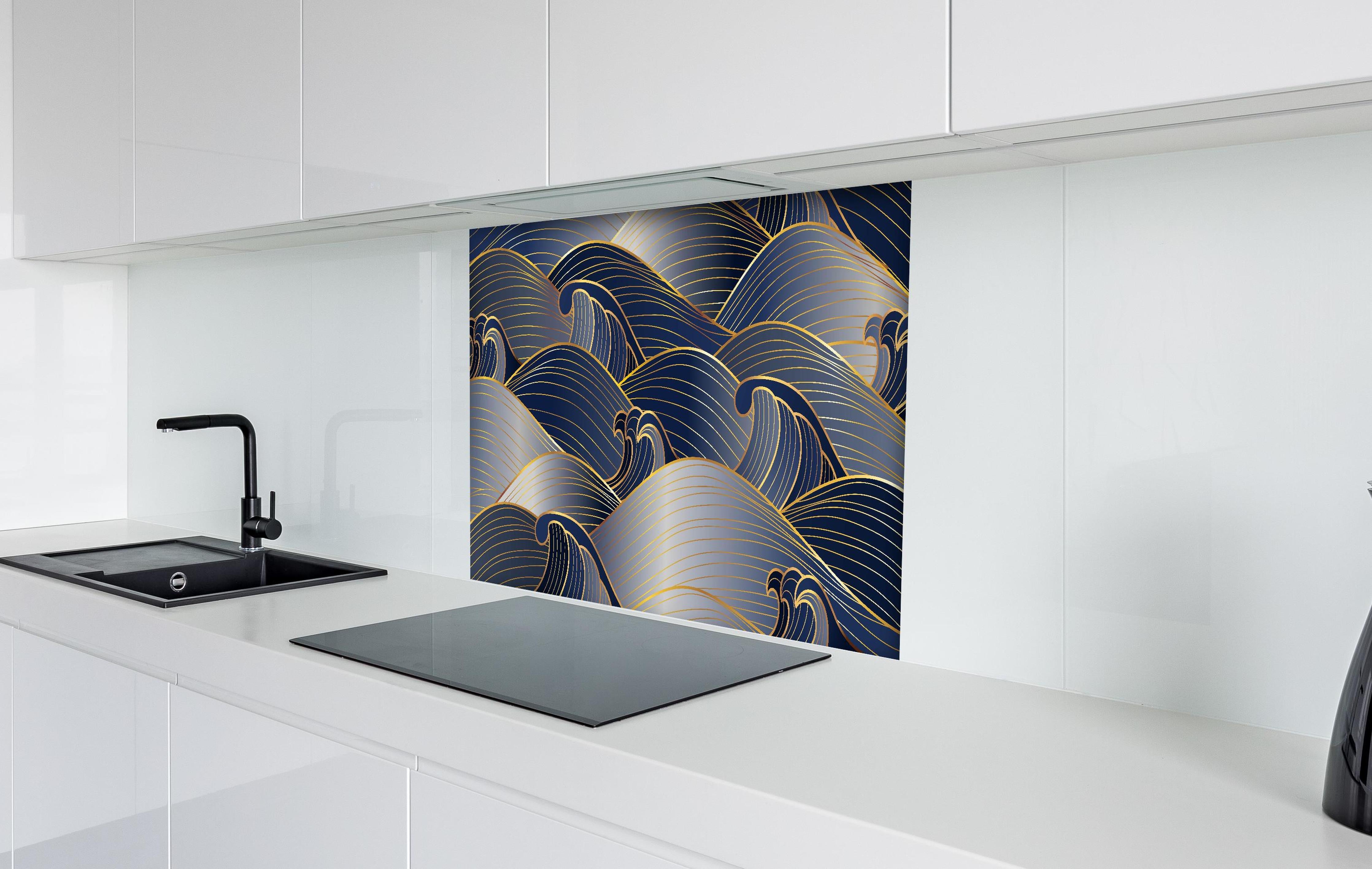 Spritzschutz - Luxuriöse Wellenmuster in Gold und Blau hinter einem Cerankochfeld zwischen Holz-Kochutensilien