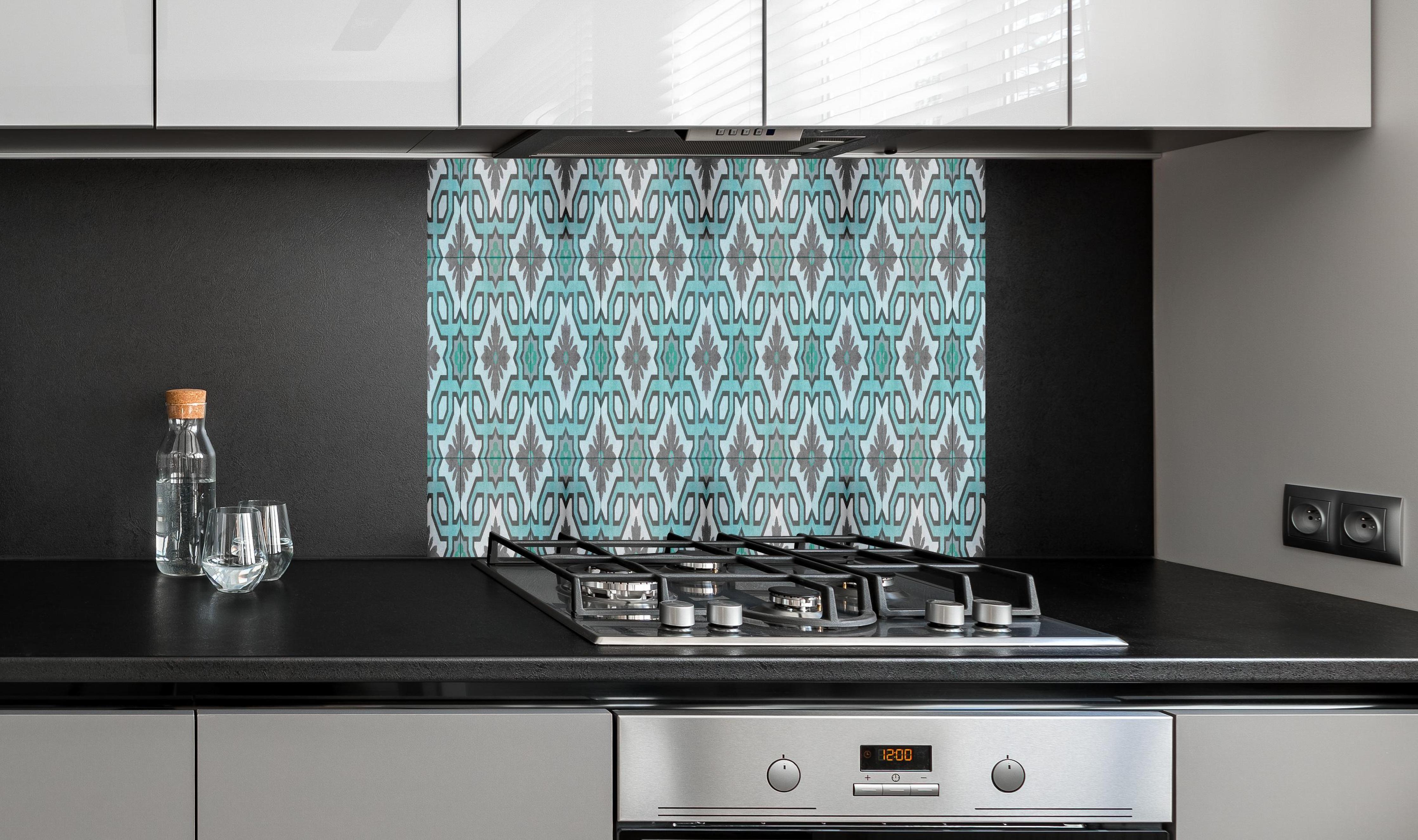 Spritzschutz - Luxuriöse türkise Fliesen hinter einem Cerankochfeld zwischen Holz-Kochutensilien