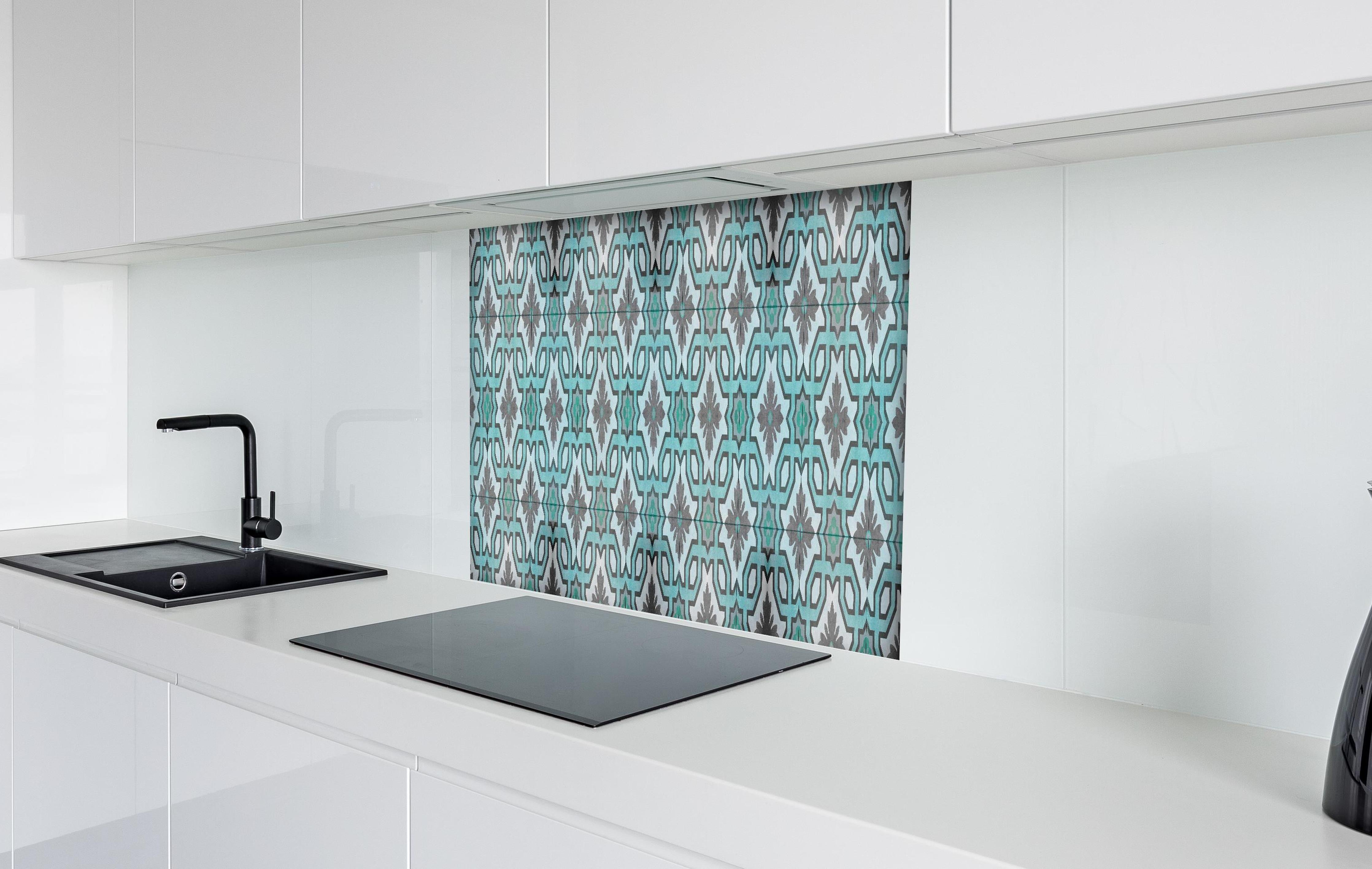 Spritzschutz - Luxuriöse türkise Fliesen hinter einem Cerankochfeld zwischen Holz-Kochutensilien