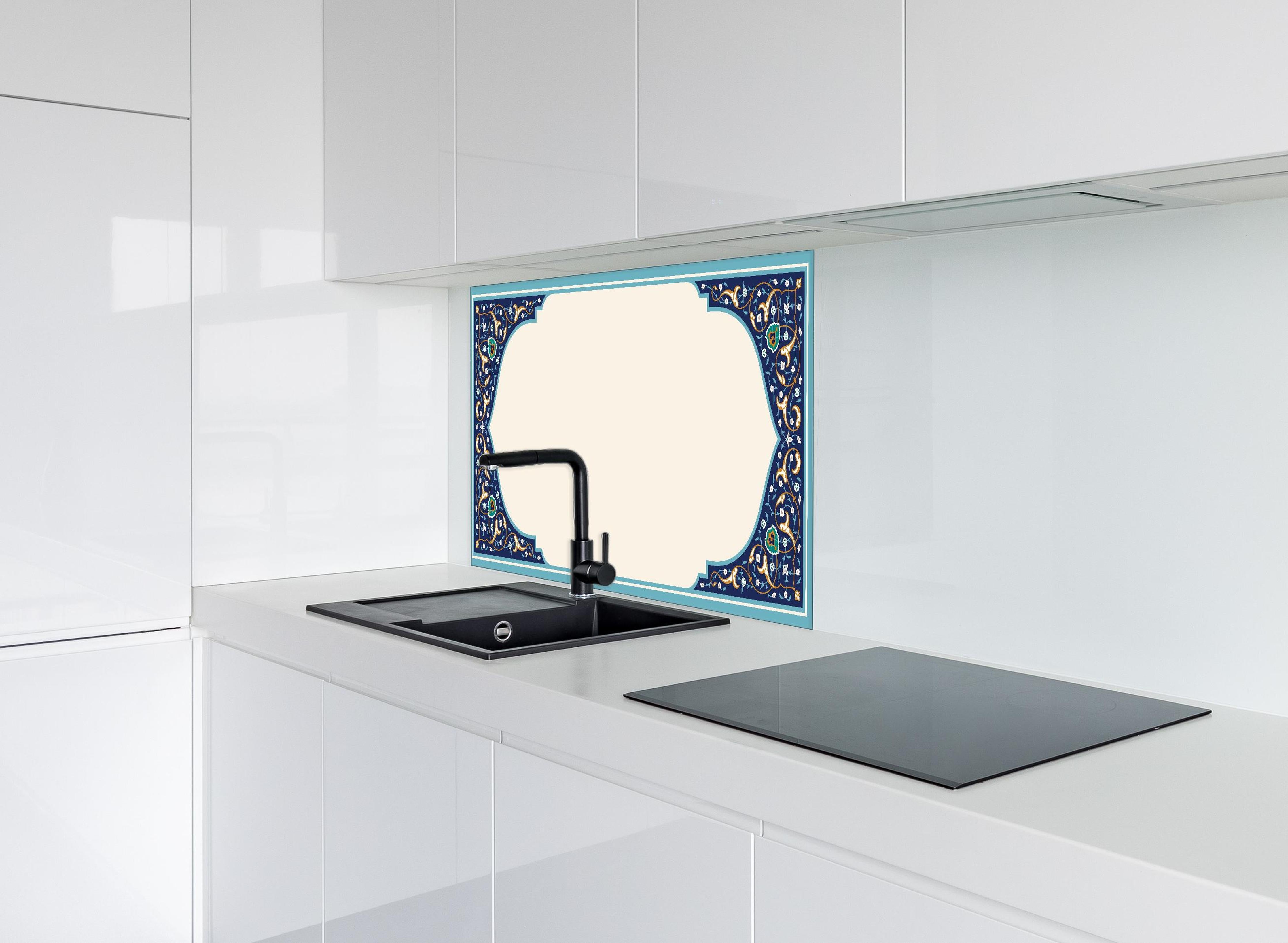 Spritzschutz - Luxuriöser Bilderrahmen mit orientalischem Muster hinter einem Cerankochfeld zwischen Holz-Kochutensilien