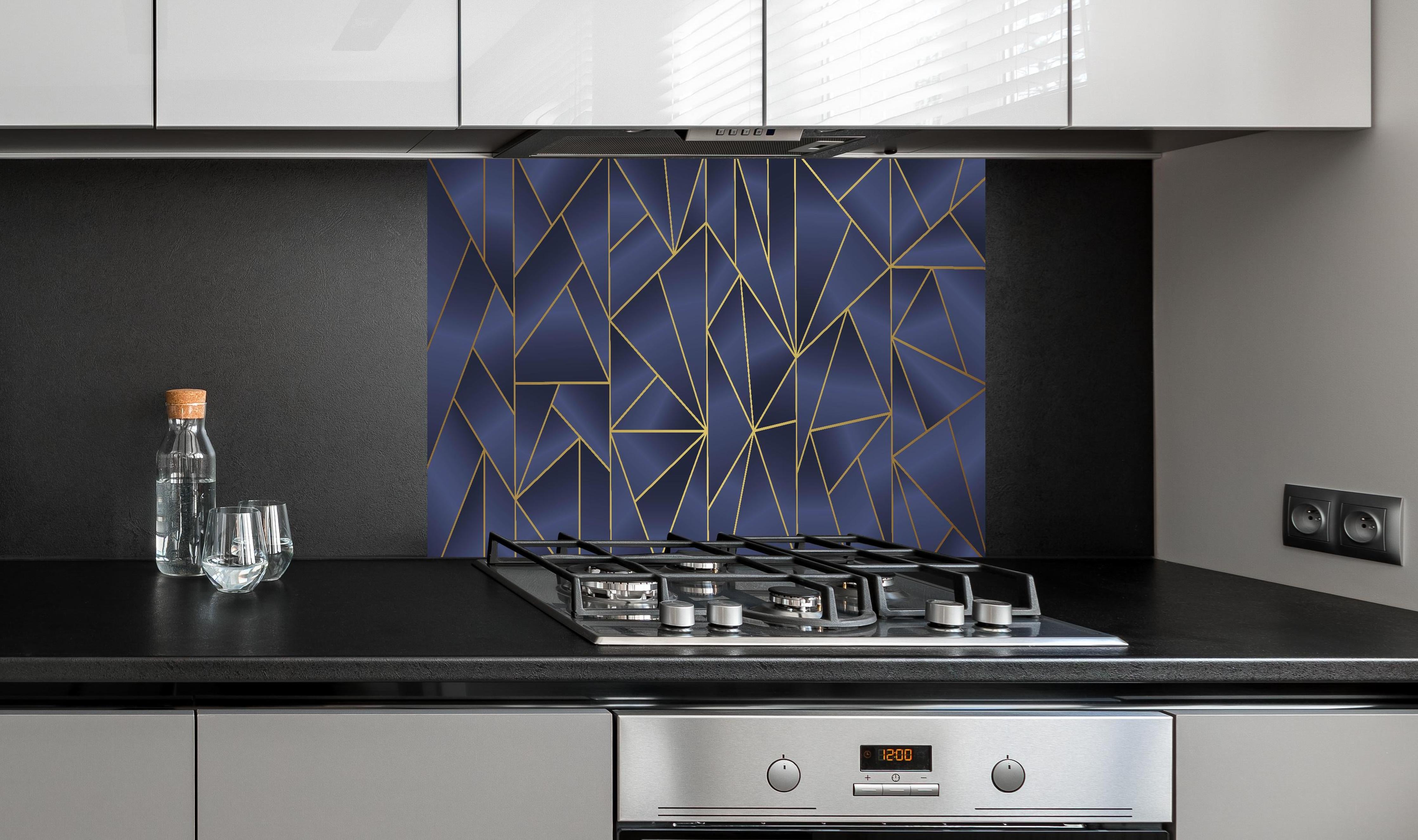 Spritzschutz - Luxuriöser Geometrie Navy-Hintergrund mit Goldlinien hinter einem Cerankochfeld zwischen Holz-Kochutensilien