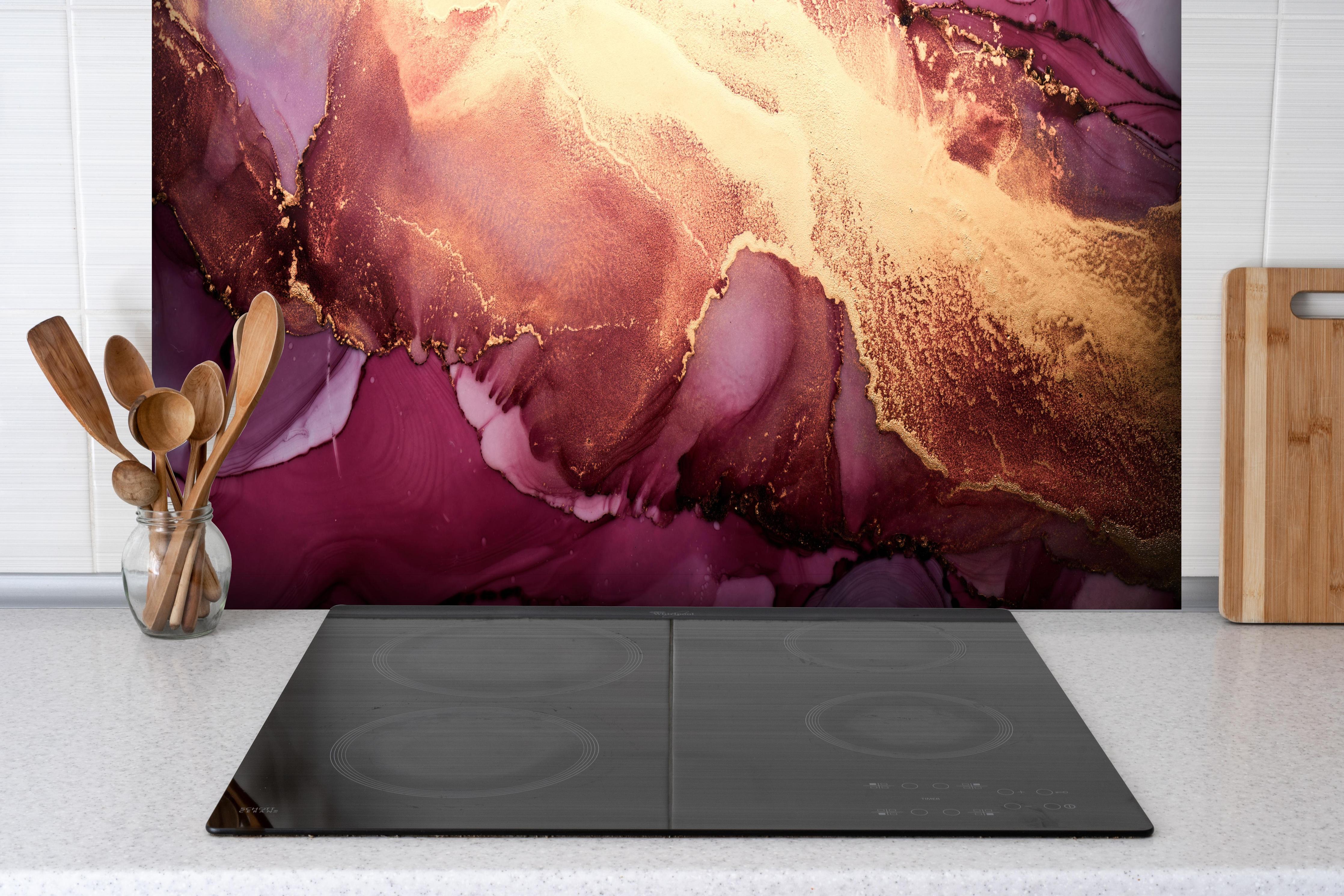 Spritzschutz - Luxuriöser Hintergrund - Alkoholtinten-Technik hinter einem Cerankochfeld zwischen Holz-Kochutensilien