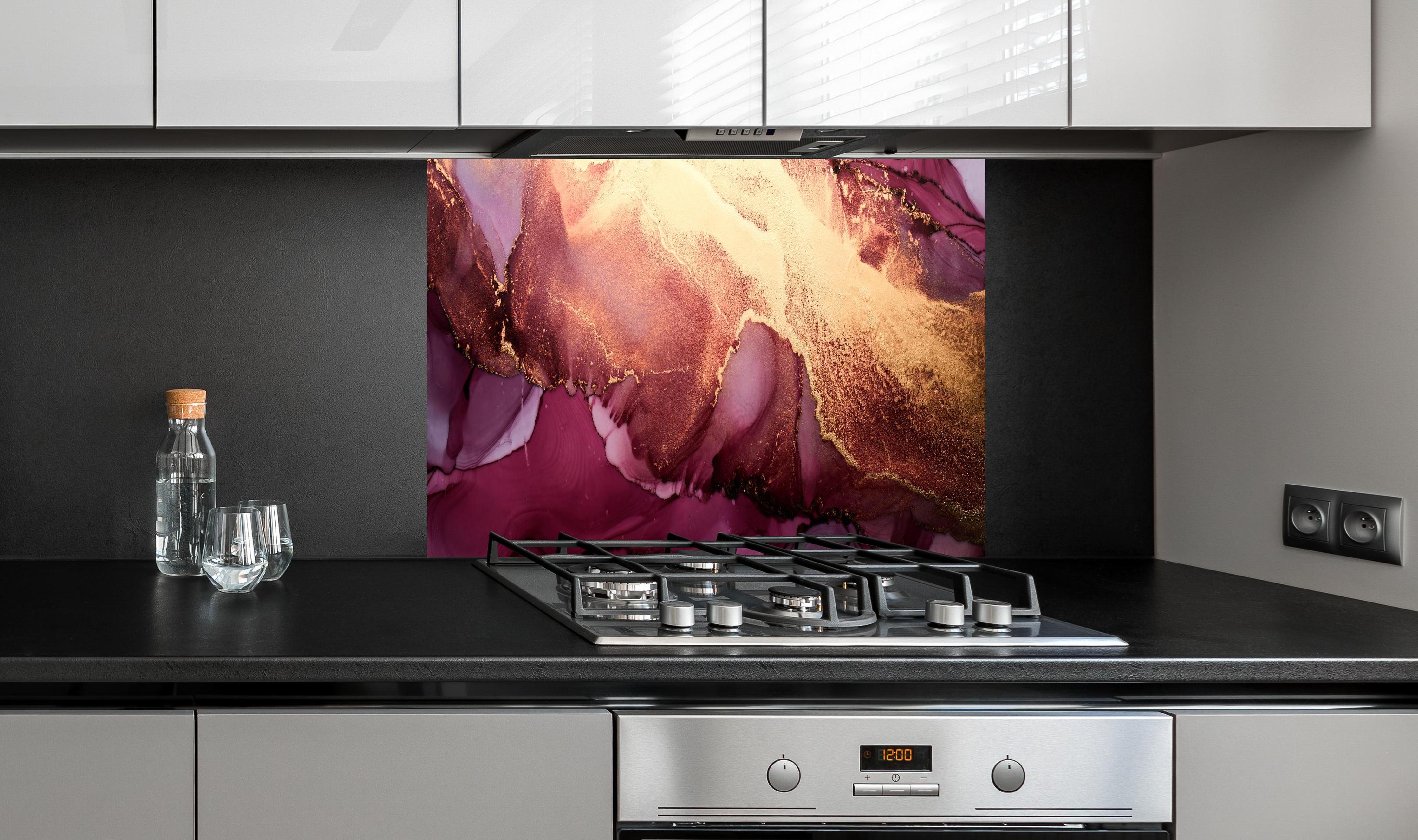 Spritzschutz - Luxuriöser Hintergrund - Alkoholtinten-Technik hinter einem Cerankochfeld zwischen Holz-Kochutensilien