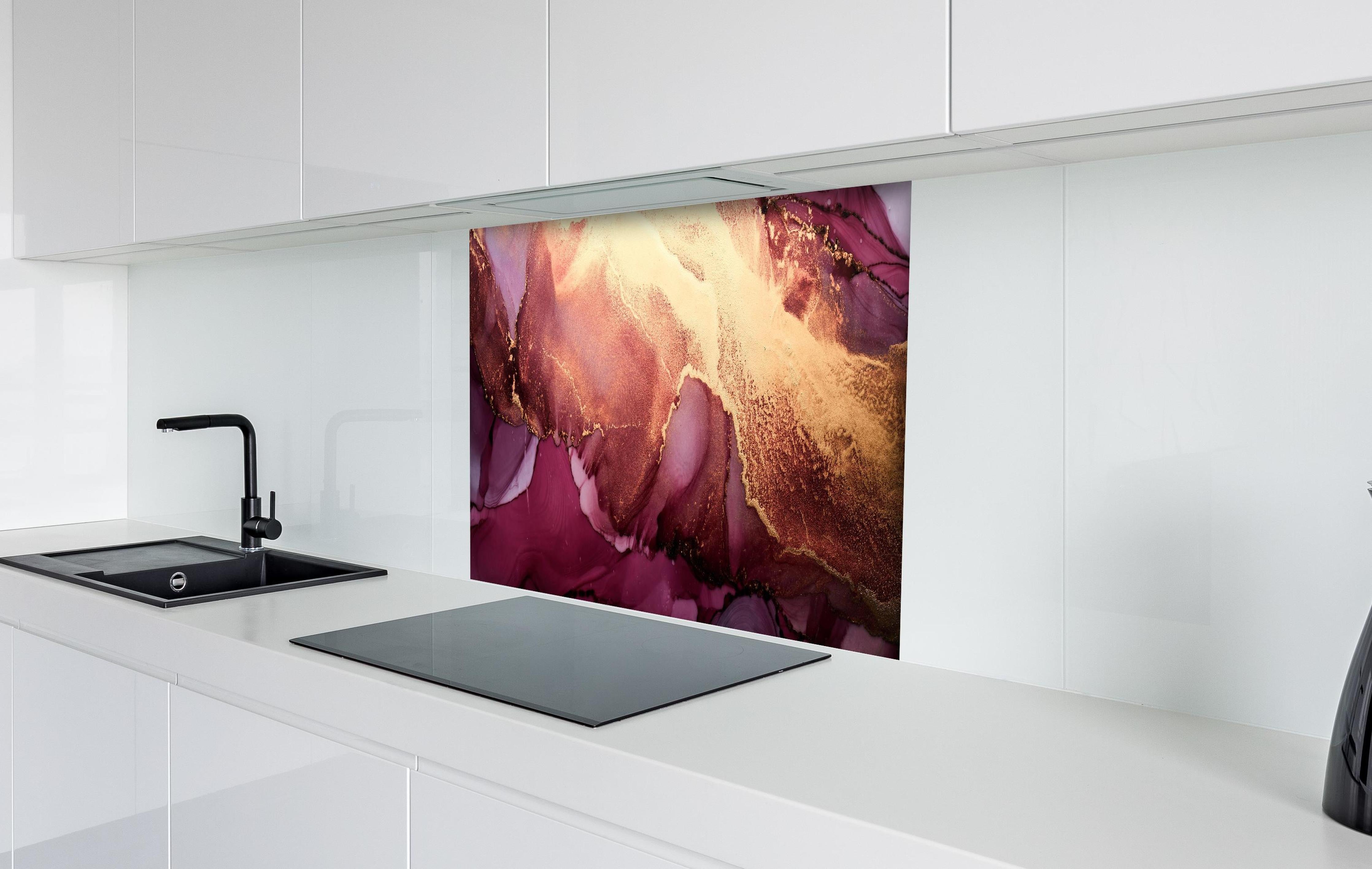 Spritzschutz - Luxuriöser Hintergrund - Alkoholtinten-Technik hinter einem Cerankochfeld zwischen Holz-Kochutensilien