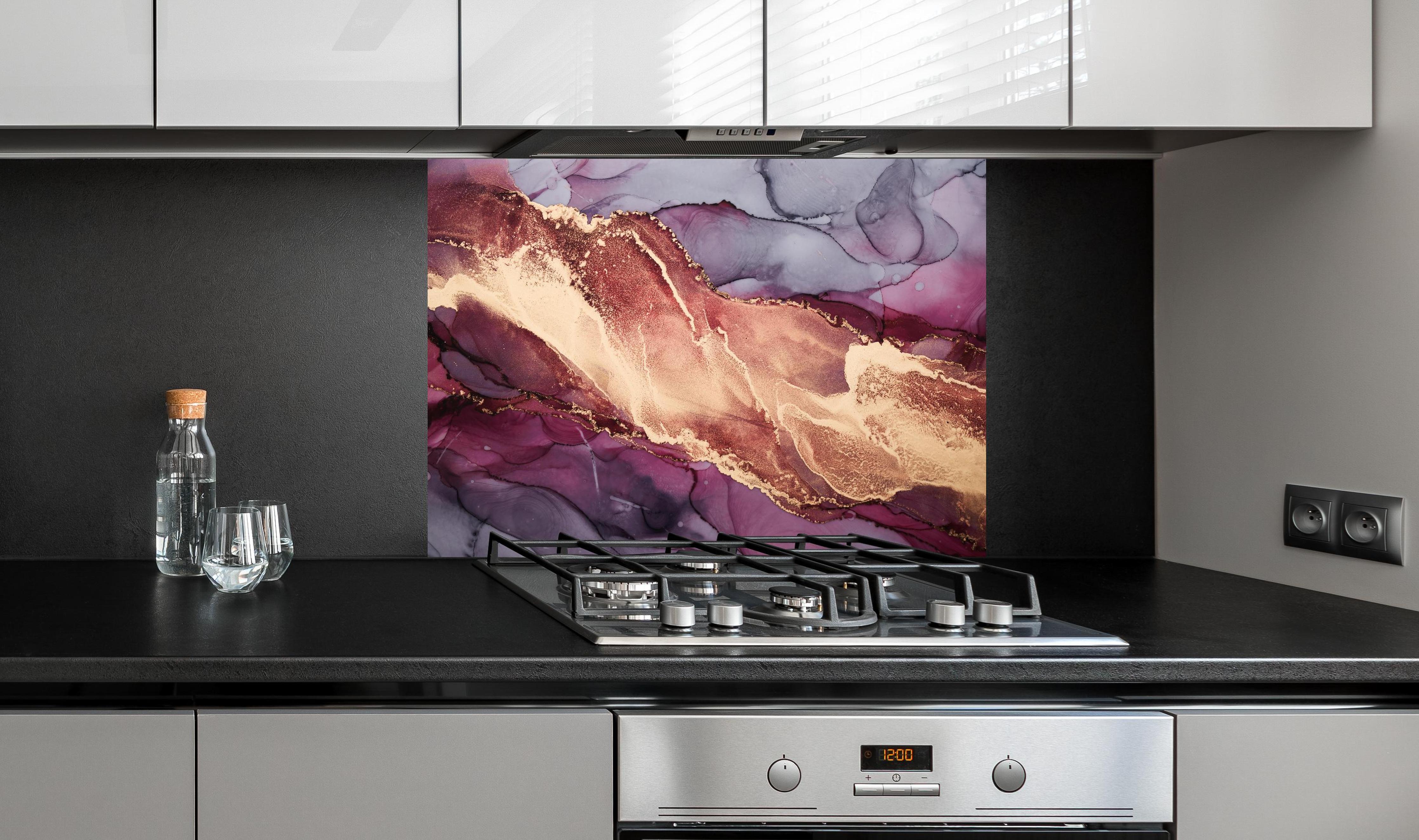 Spritzschutz - Luxuriöser Hintergrund - Alkoholtuschetechnik hinter einem Cerankochfeld zwischen Holz-Kochutensilien