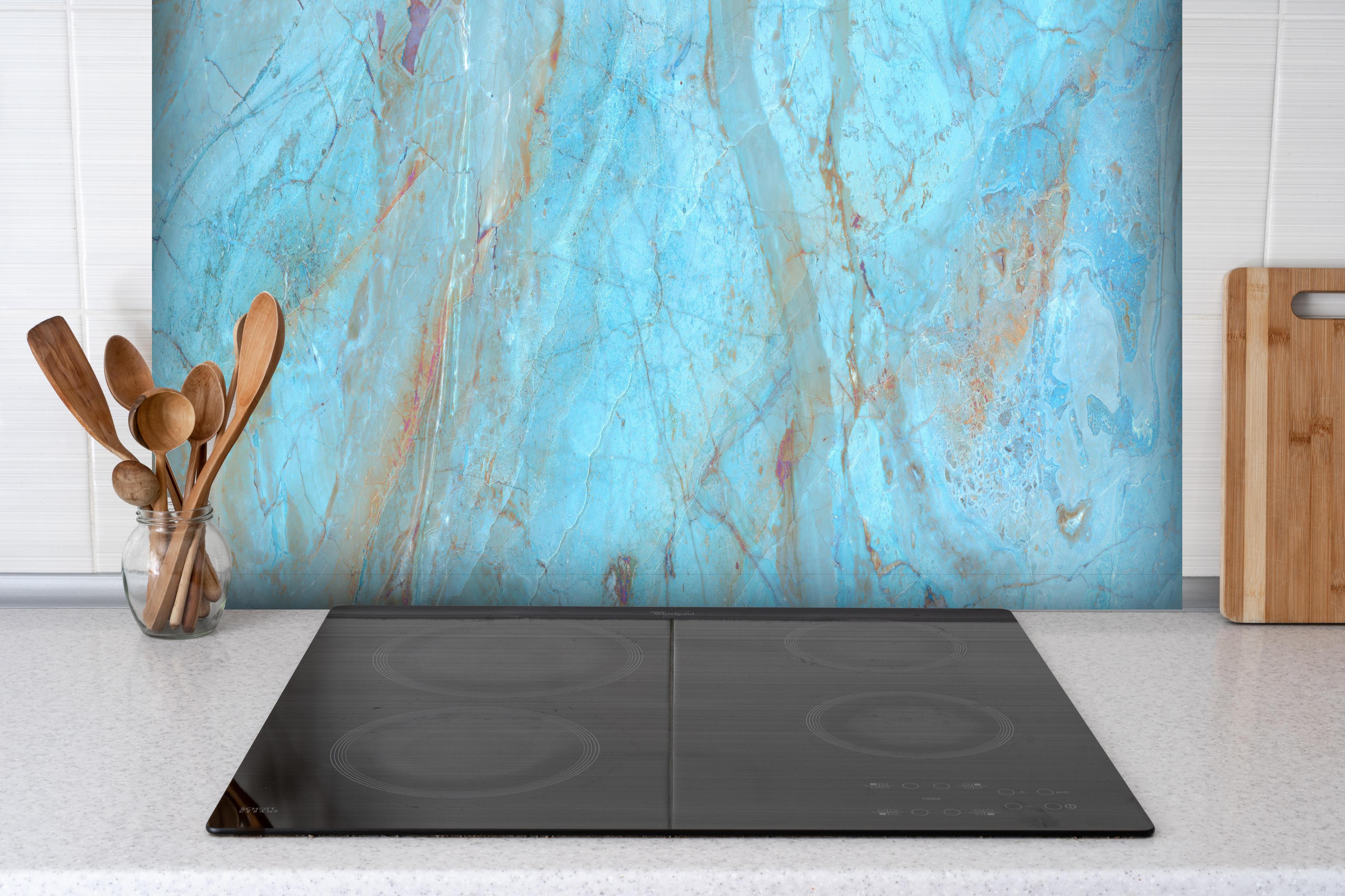 Spritzschutz - Luxuriöser Onyxmarmor in Aqua Tone hinter einem Cerankochfeld zwischen Holz-Kochutensilien