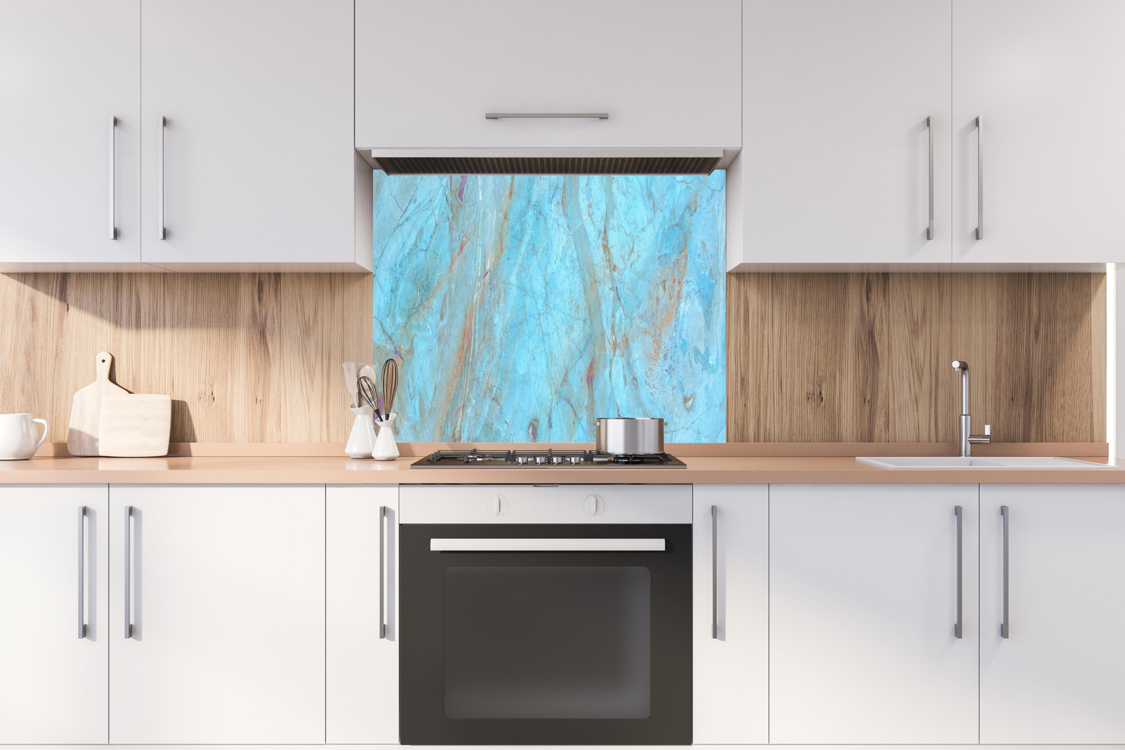 Spritzschutz - Luxuriöser Onyxmarmor in Aqua Tone hinter einem Cerankochfeld zwischen Holz-Kochutensilien