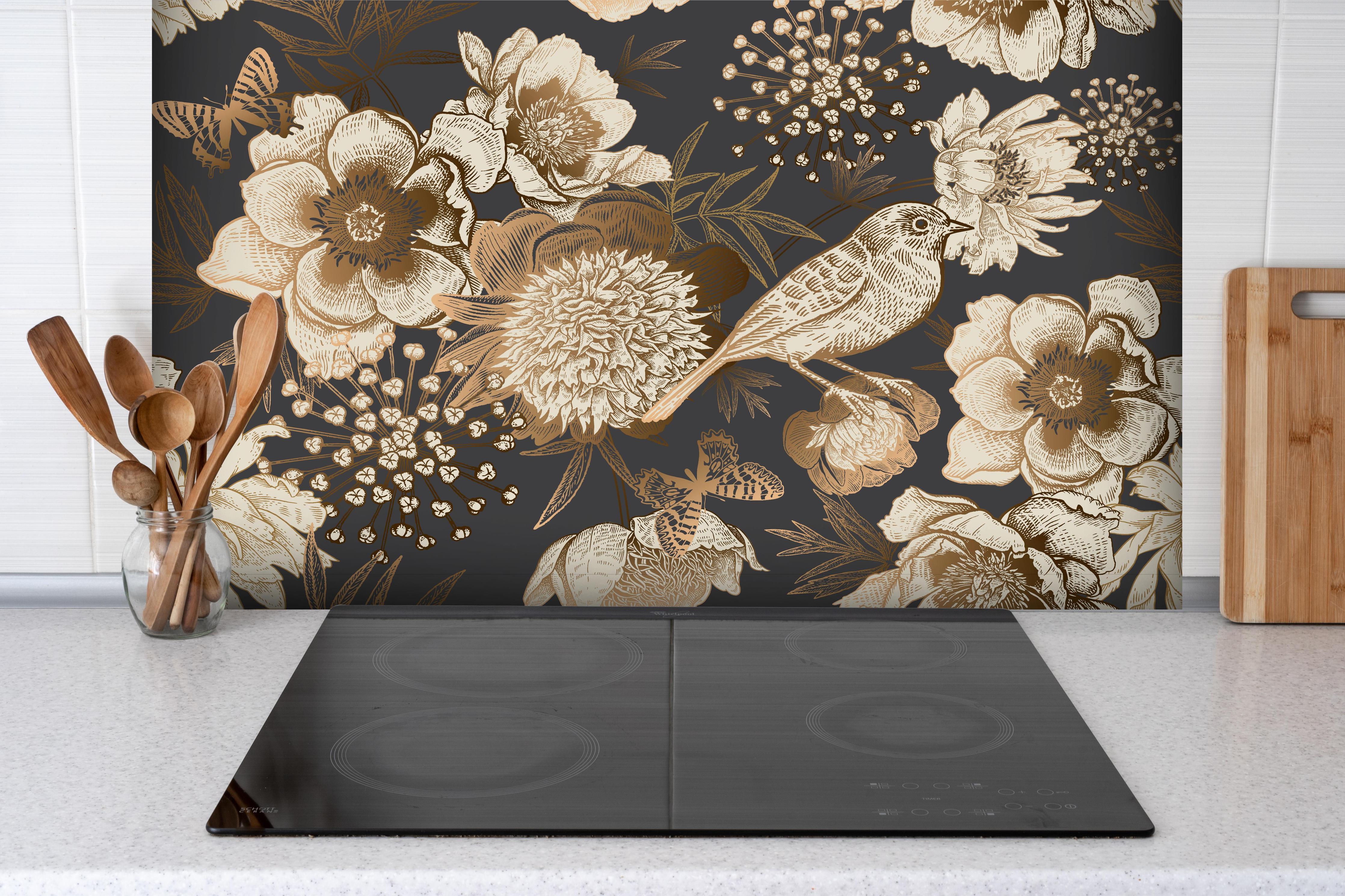 Spritzschutz - Luxuriöses Goldbraun Pfau & Blumen Muster hinter einem Cerankochfeld zwischen Holz-Kochutensilien