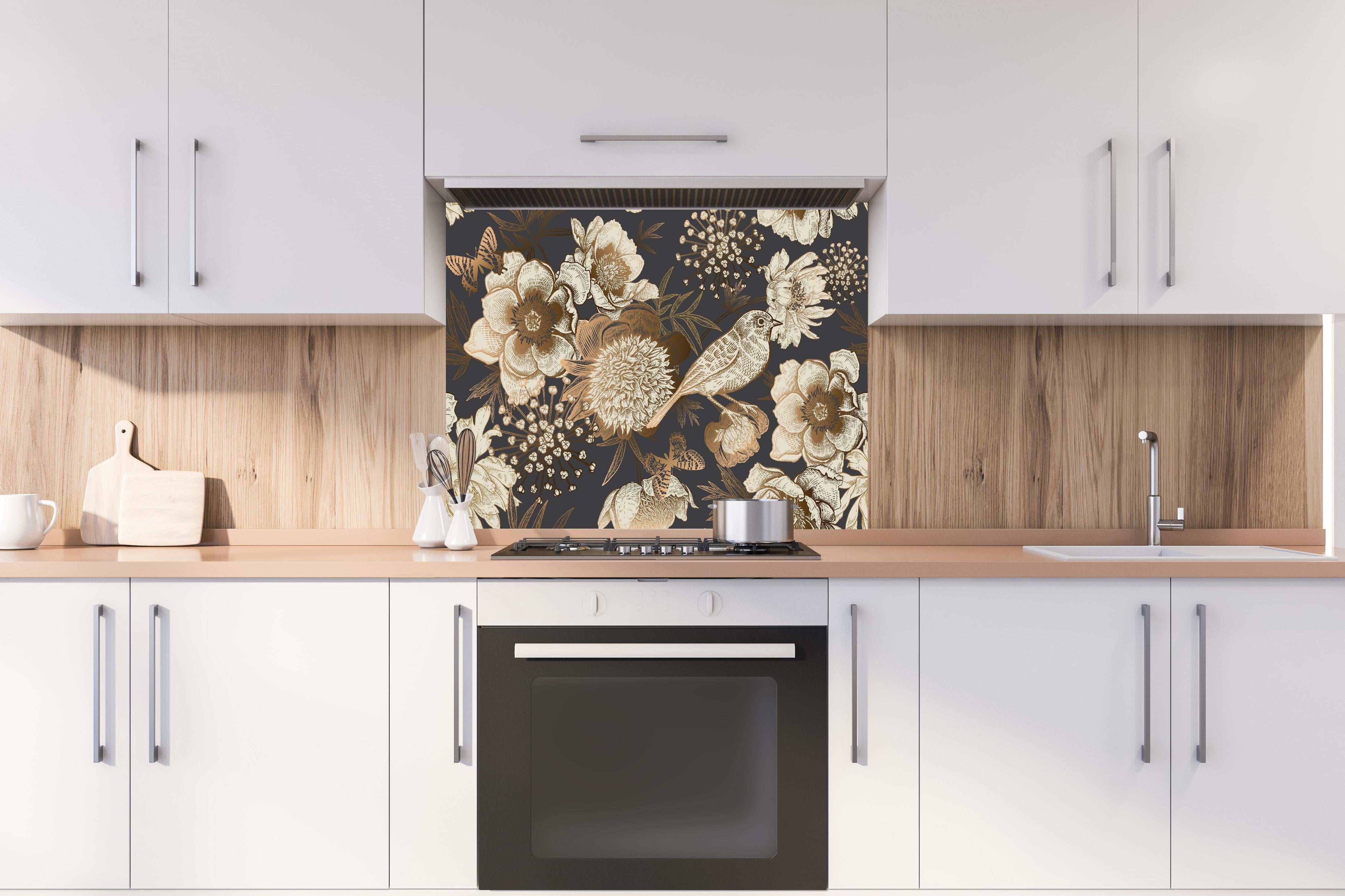 Spritzschutz - Luxuriöses Goldbraun Pfau & Blumen Muster hinter einem Cerankochfeld zwischen Holz-Kochutensilien