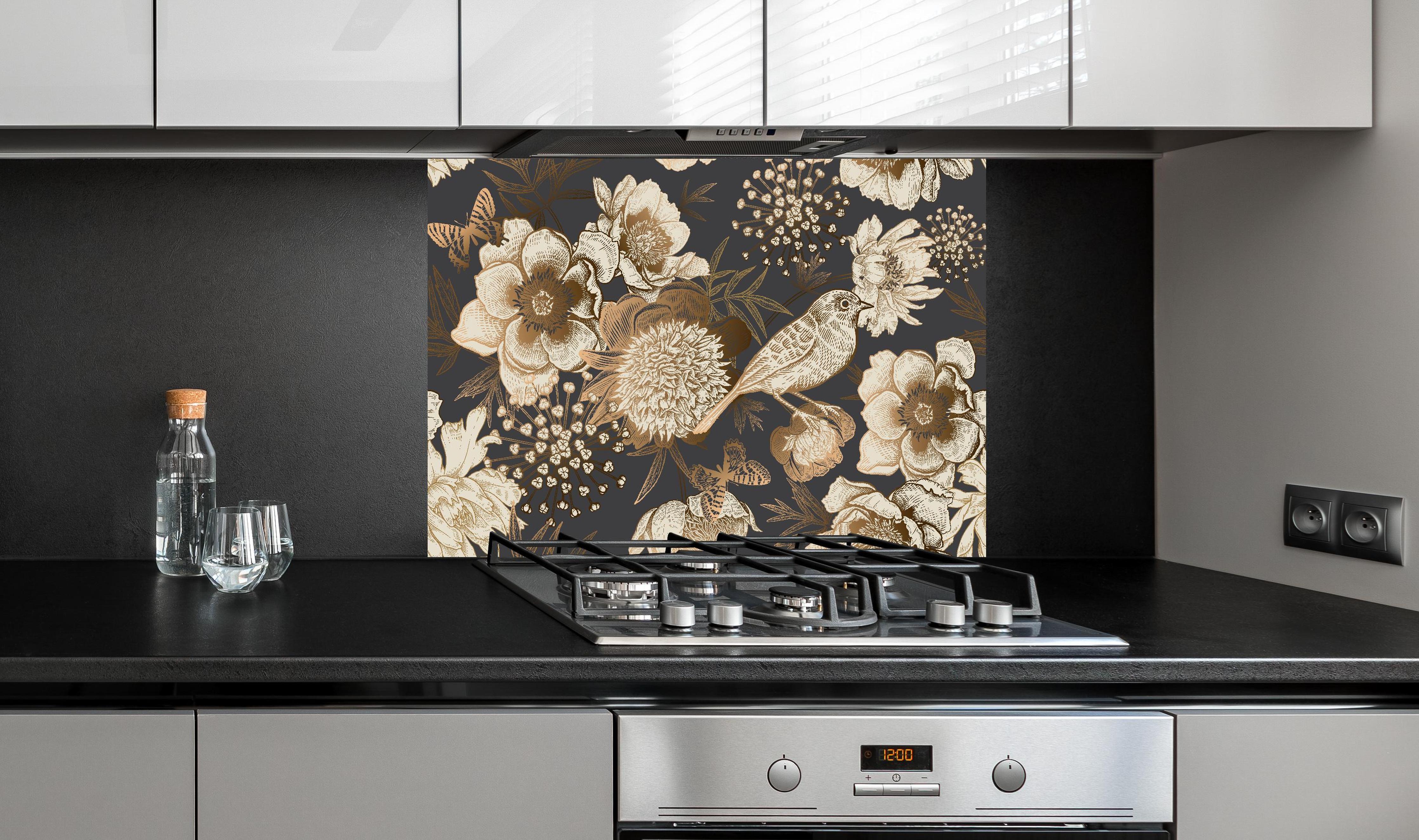 Spritzschutz - Luxuriöses Goldbraun Pfau & Blumen Muster hinter einem Cerankochfeld zwischen Holz-Kochutensilien