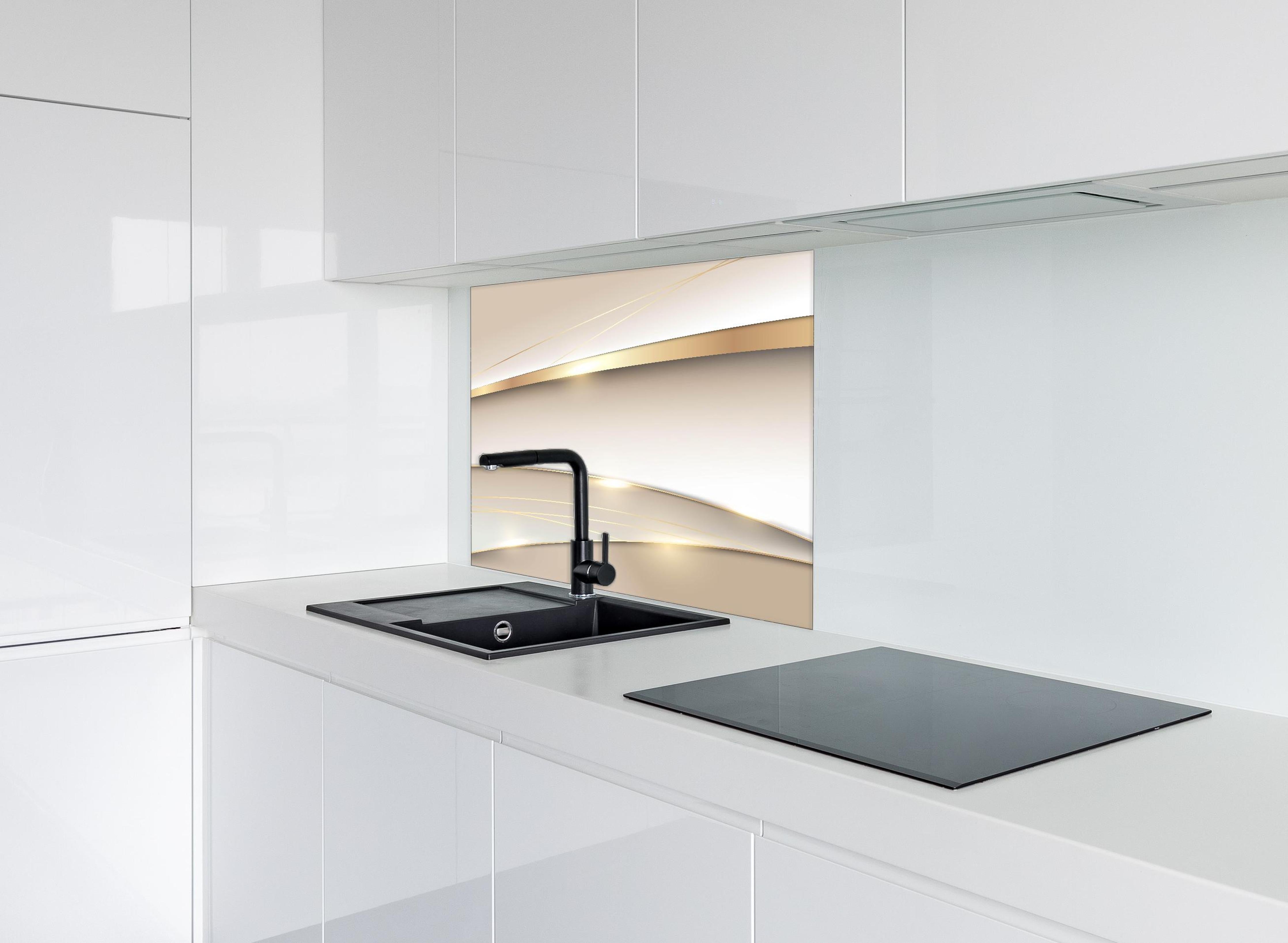 Spritzschutz - Luxuriöses Goldweiß Kurviges Abstraktes Design hinter einem Cerankochfeld zwischen Holz-Kochutensilien