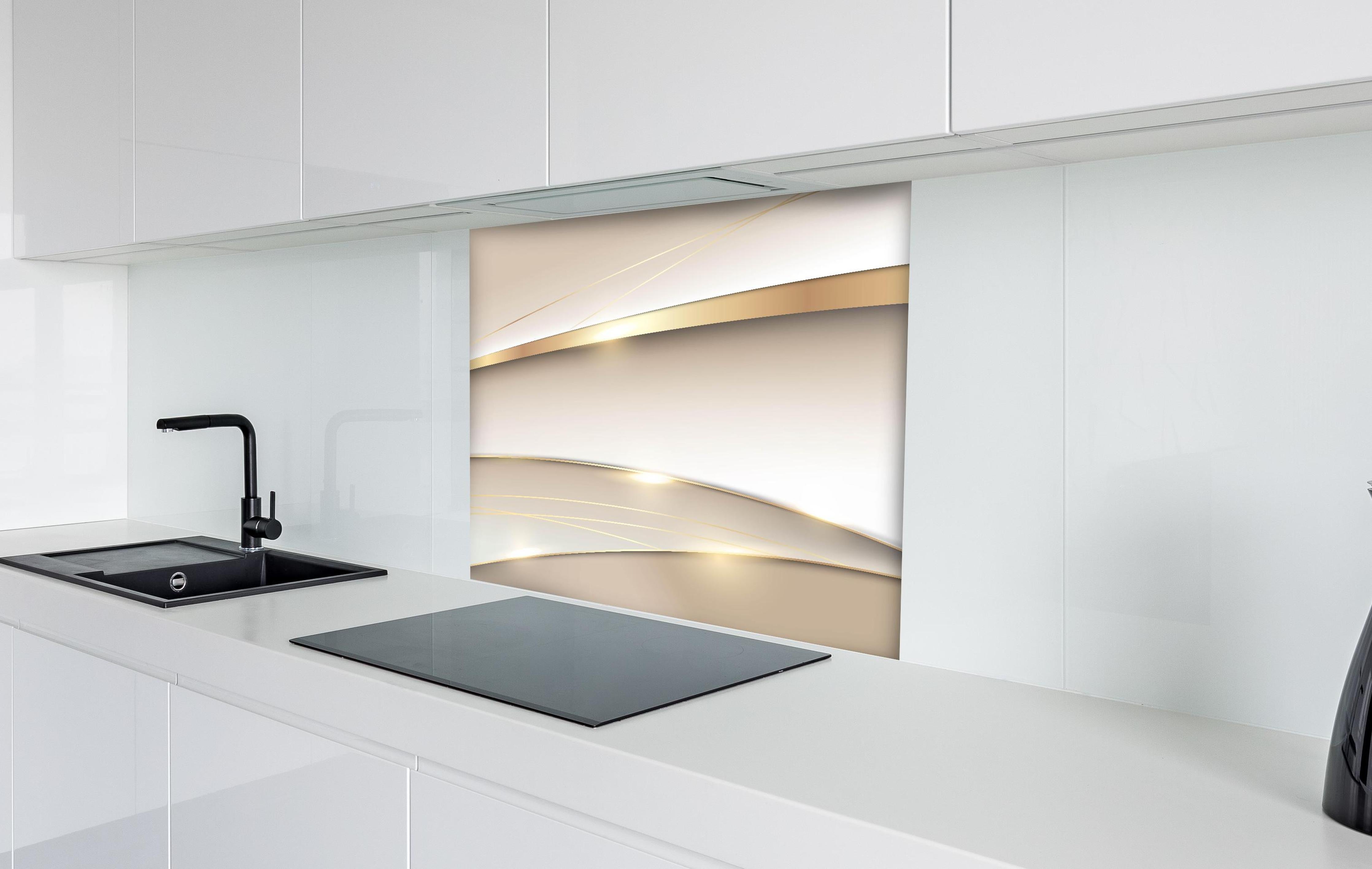 Spritzschutz - Luxuriöses Goldweiß Kurviges Abstraktes Design hinter einem Cerankochfeld zwischen Holz-Kochutensilien