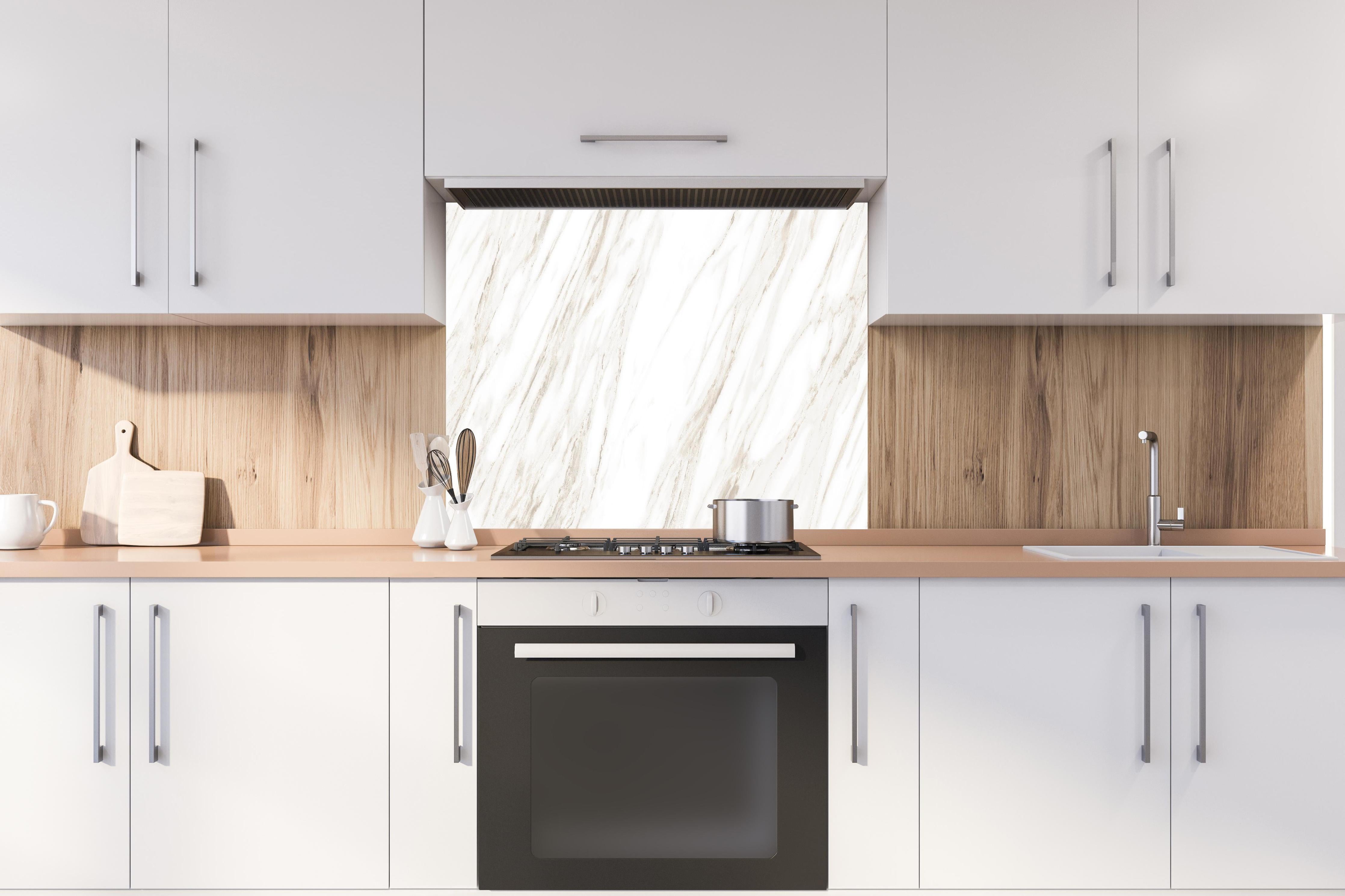 Spritzschutz - Luxuriöses Marmor Design hinter einem Cerankochfeld zwischen Holz-Kochutensilien