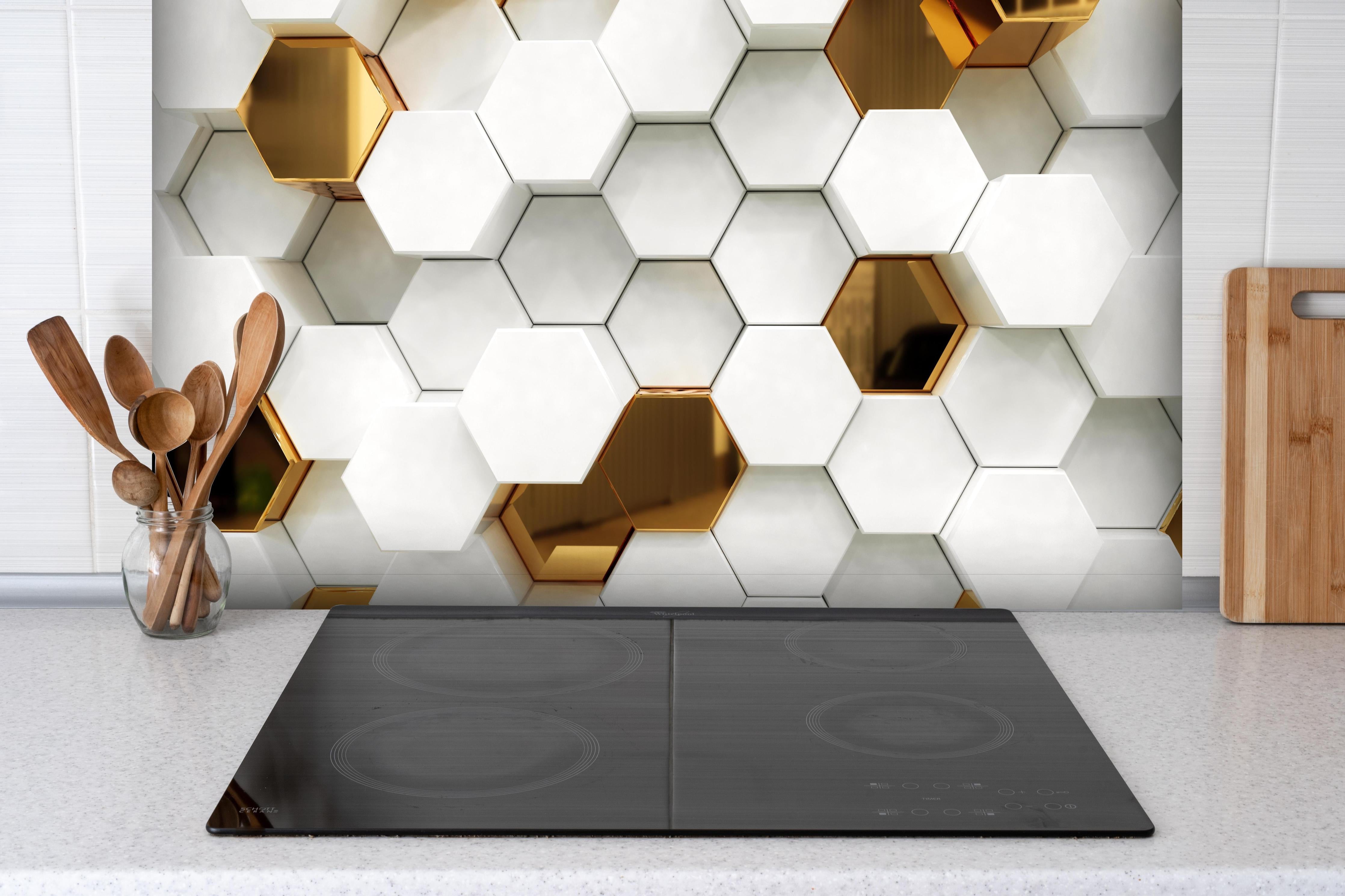 Spritzschutz - Luxuriöses Sechseck Muster hinter einem Cerankochfeld zwischen Holz-Kochutensilien