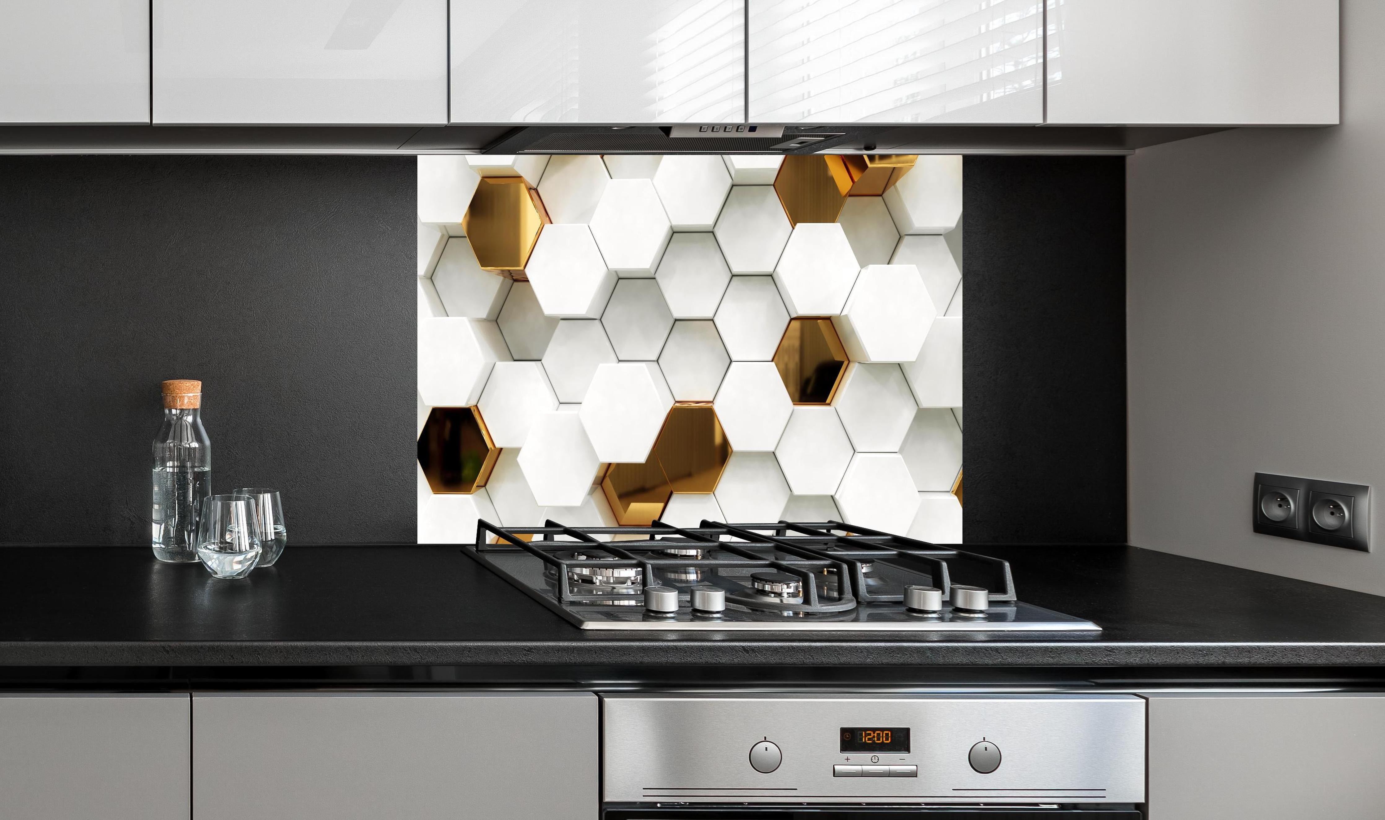 Spritzschutz - Luxuriöses Sechseck Muster hinter einem Cerankochfeld zwischen Holz-Kochutensilien